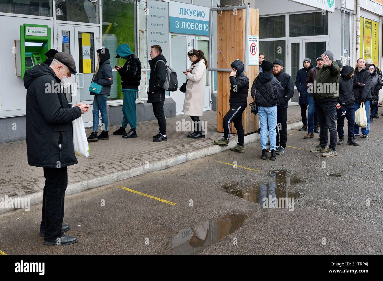 Kiew, Ukraine. 24.. Februar 2022. Während die russische Invasion in die Ukraine andauert, müssen die Menschen sich anstellen, um Bargeld von einem Geldautomaten abzuheben.am 24. Februar 2022 startete Russland eine umfassende Invasion in die Ukraine. Zivile Häuser und Krankenhäuser wurden durch die russische Militäraktion zerstört, die viele Menschen obdachlos machte. (Bild: © Aleksandr Gusev/SOPA Images via ZUMA Press Wire) Stockfoto