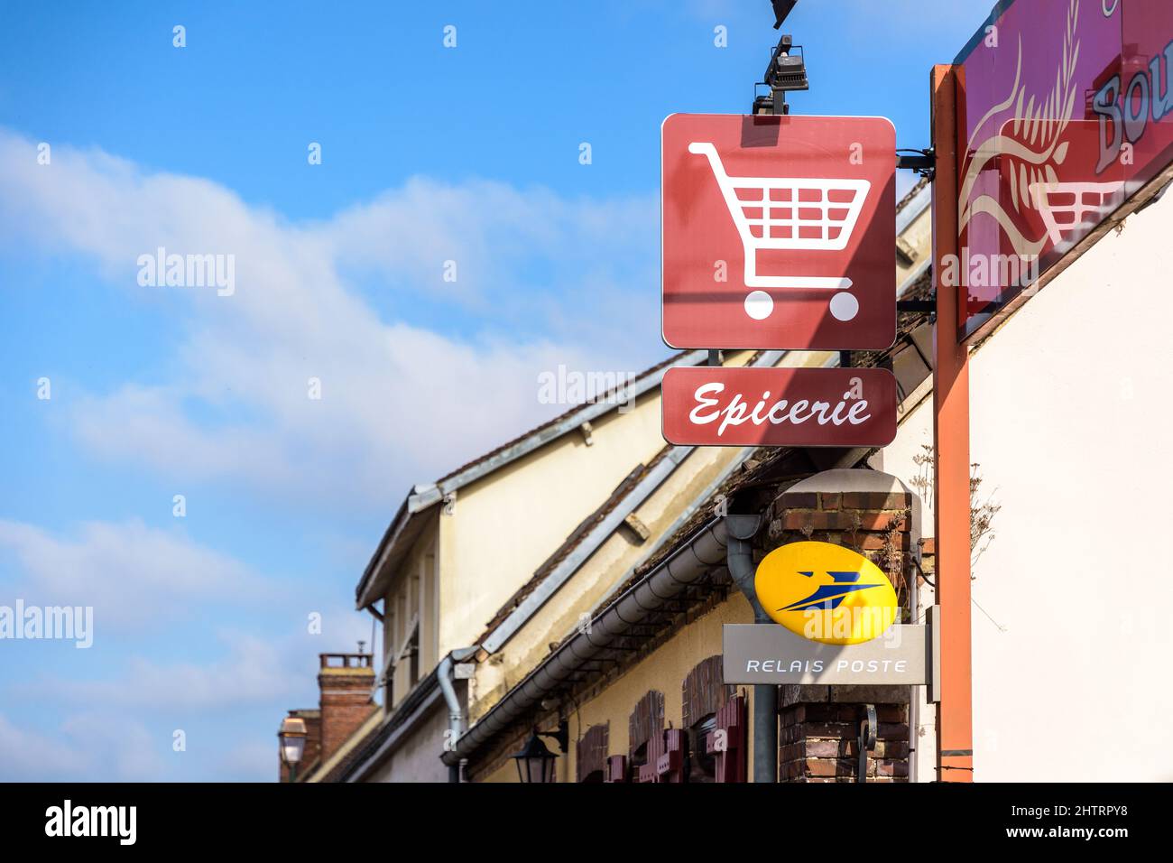 Schilder eines lokalen Lebensmittelladens in einem französischen Dorf, der auch als Post und Bäckerei dient. Stockfoto