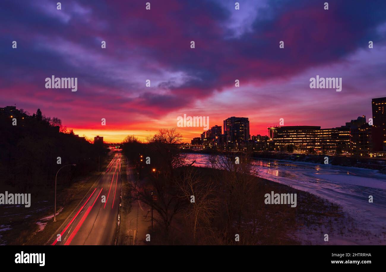 Lebhafter Sonnenaufgang Über Straßen Und Fluss Stockfoto