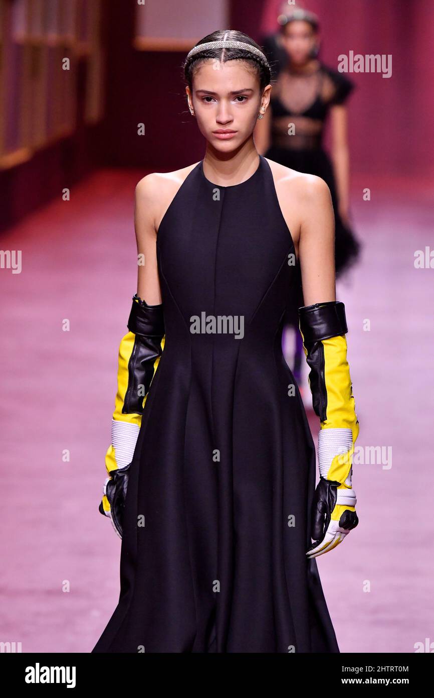 Ein Model läuft auf der Dior Fashion Show während der Herbst/Winter 2022 Collections Fashion Show auf der Paris Fashion Week in Paris, Frankreich am 1 2022. März. (Foto von Jonas Gustavsson/Sipa USA) Stockfoto
