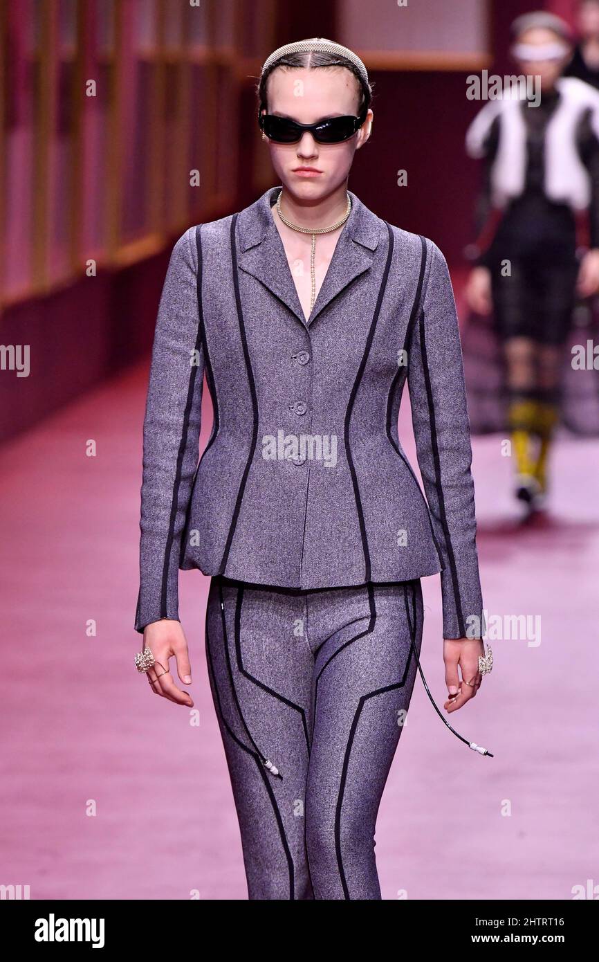 Ein Model läuft auf der Dior Fashion Show während der Herbst/Winter 2022 Collections Fashion Show auf der Paris Fashion Week in Paris, Frankreich am 1 2022. März. (Foto von Jonas Gustavsson/Sipa USA) Stockfoto
