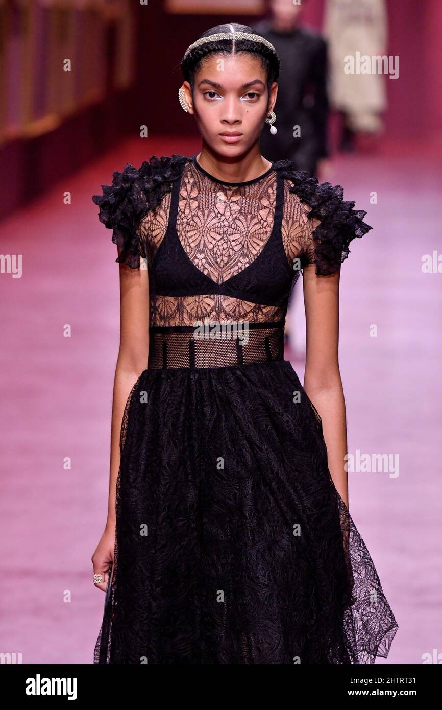 Ein Model läuft auf der Dior Fashion Show während der Herbst/Winter 2022 Collections Fashion Show auf der Paris Fashion Week in Paris, Frankreich am 1 2022. März. (Foto von Jonas Gustavsson/Sipa USA) Stockfoto