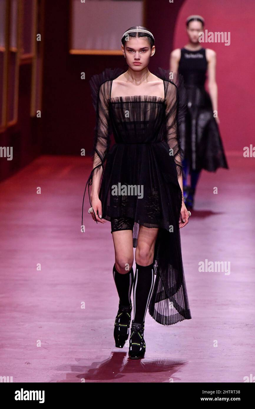 Ein Model läuft auf der Dior Fashion Show während der Herbst/Winter 2022 Collections Fashion Show auf der Paris Fashion Week in Paris, Frankreich am 1 2022. März. (Foto von Jonas Gustavsson/Sipa USA) Stockfoto