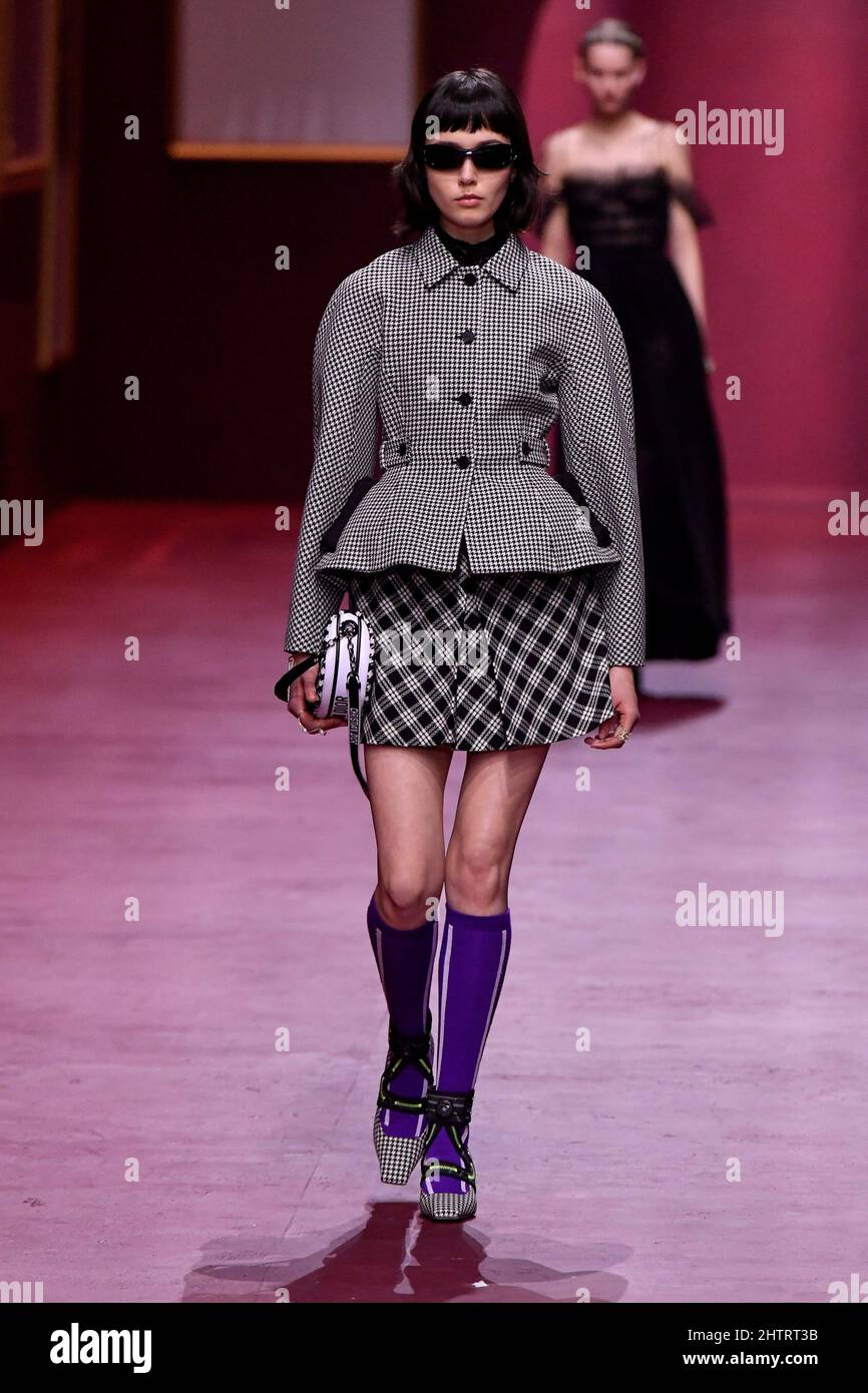 Ein Model läuft auf der Dior Fashion Show während der Herbst/Winter 2022 Collections Fashion Show auf der Paris Fashion Week in Paris, Frankreich am 1 2022. März. (Foto von Jonas Gustavsson/Sipa USA) Stockfoto