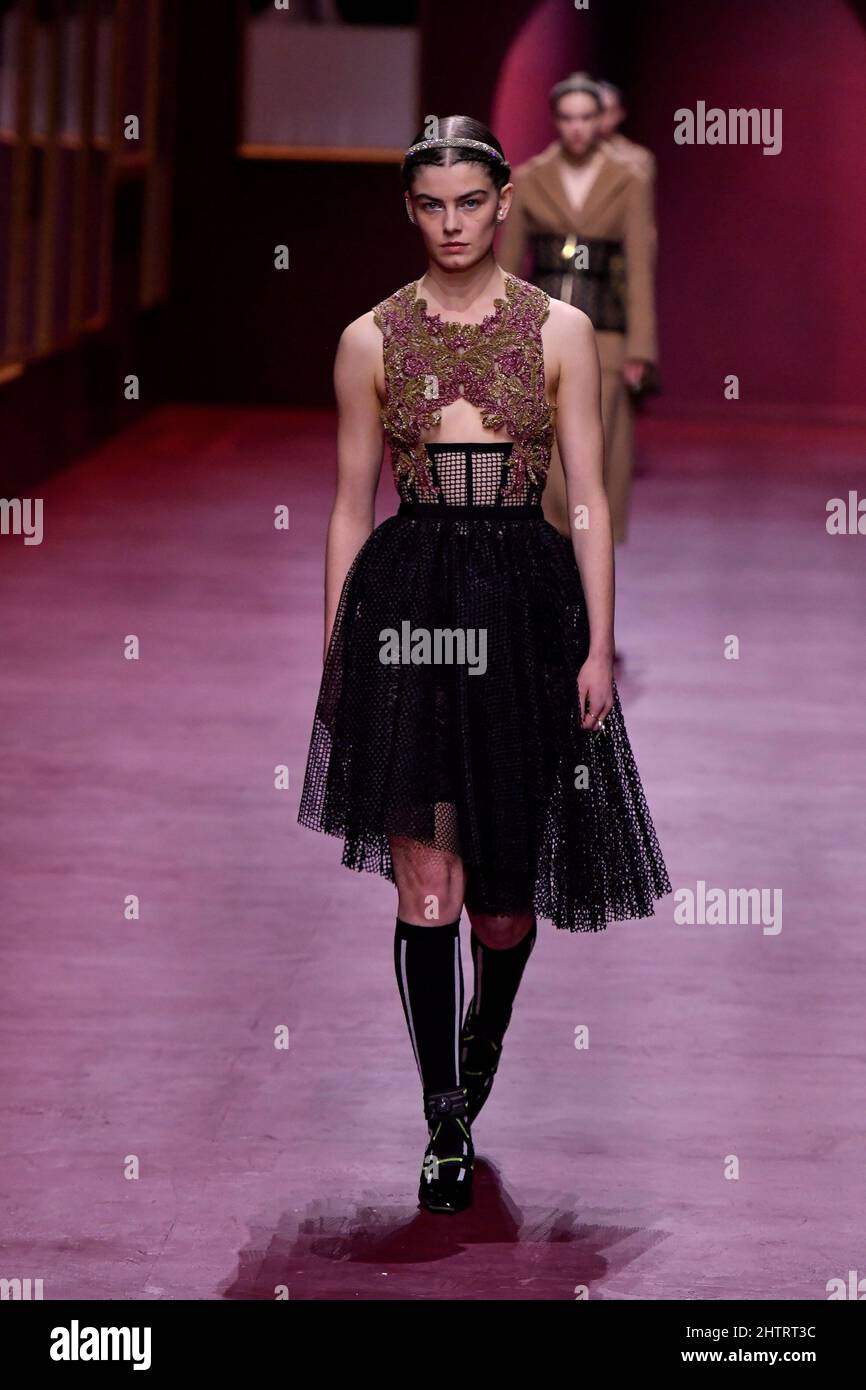 Ein Model läuft auf der Dior Fashion Show während der Herbst/Winter 2022 Collections Fashion Show auf der Paris Fashion Week in Paris, Frankreich am 1 2022. März. (Foto von Jonas Gustavsson/Sipa USA) Stockfoto