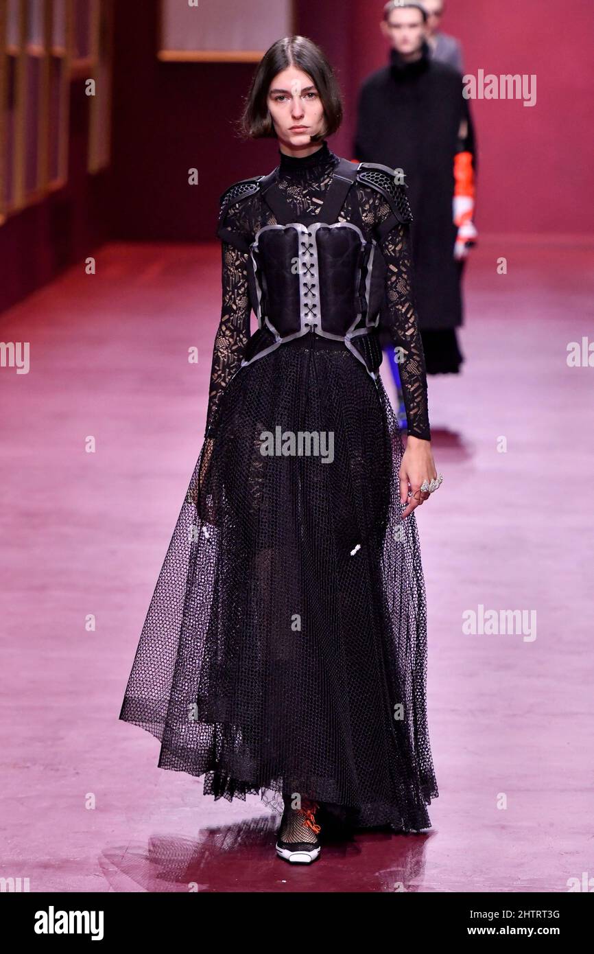 Ein Model läuft auf der Dior Fashion Show während der Herbst/Winter 2022 Collections Fashion Show auf der Paris Fashion Week in Paris, Frankreich am 1 2022. März. (Foto von Jonas Gustavsson/Sipa USA) Stockfoto
