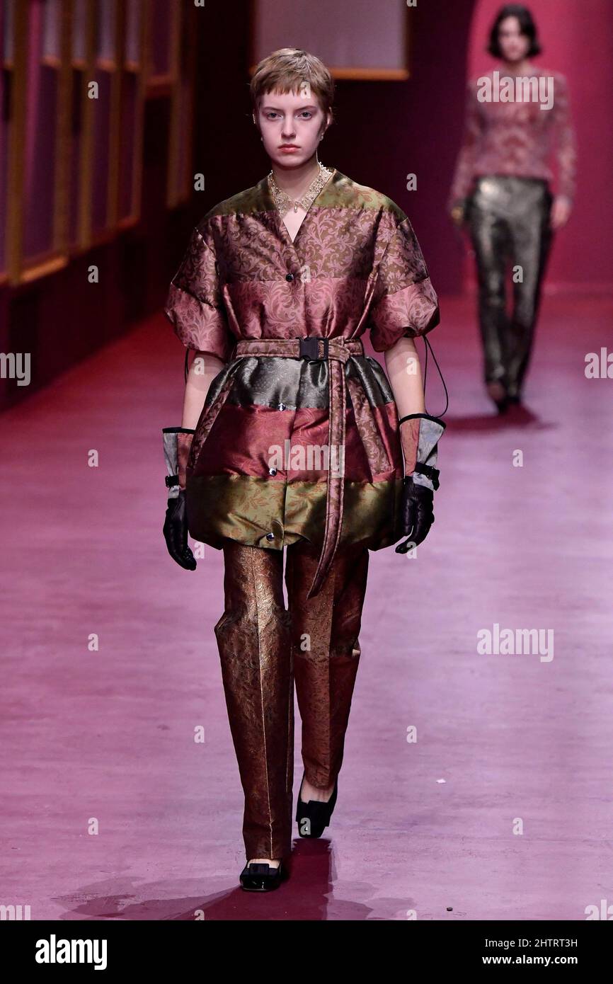 Ein Model läuft auf der Dior Fashion Show während der Herbst/Winter 2022 Collections Fashion Show auf der Paris Fashion Week in Paris, Frankreich am 1 2022. März. (Foto von Jonas Gustavsson/Sipa USA) Stockfoto