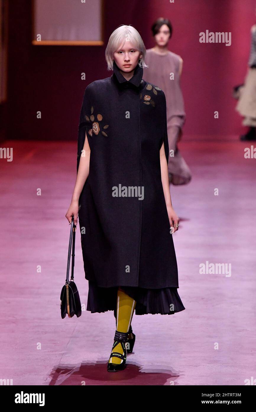 Ein Model läuft auf der Dior Fashion Show während der Herbst/Winter 2022 Collections Fashion Show auf der Paris Fashion Week in Paris, Frankreich am 1 2022. März. (Foto von Jonas Gustavsson/Sipa USA) Stockfoto