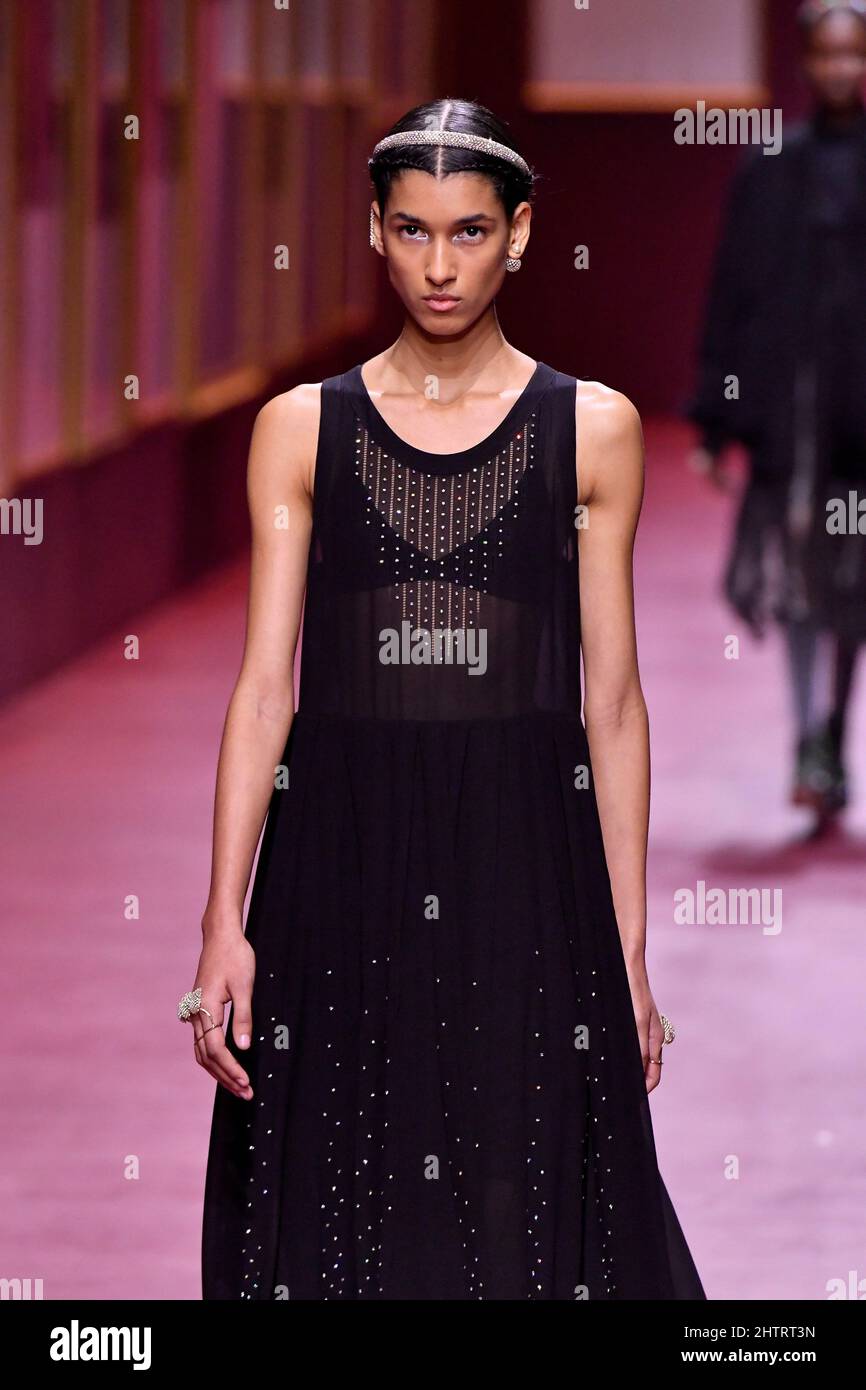 Ein Model läuft auf der Dior Fashion Show während der Herbst/Winter 2022 Collections Fashion Show auf der Paris Fashion Week in Paris, Frankreich am 1 2022. März. (Foto von Jonas Gustavsson/Sipa USA) Stockfoto