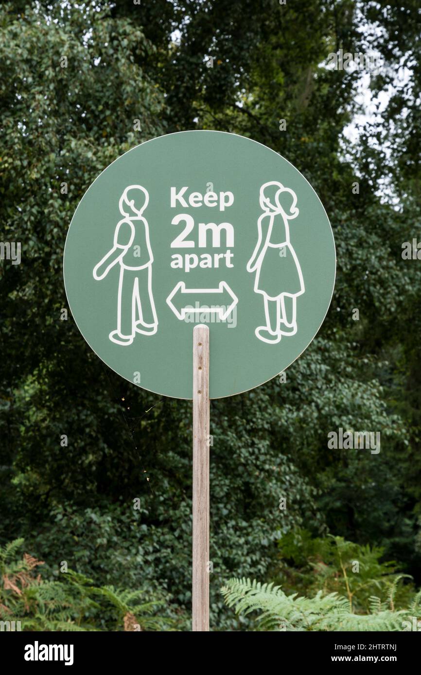Ein soziales Distanzierungszeichen auf einem Weg im Sandringham Country Park, Norfolk, während der COVID-19-Coronavirus-Pandemie 2020. Stockfoto