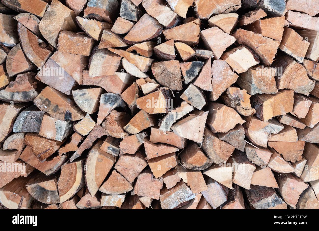 Stapel Brennholz. Gehacktes Holz Protokolle Hintergrund. Stockfoto