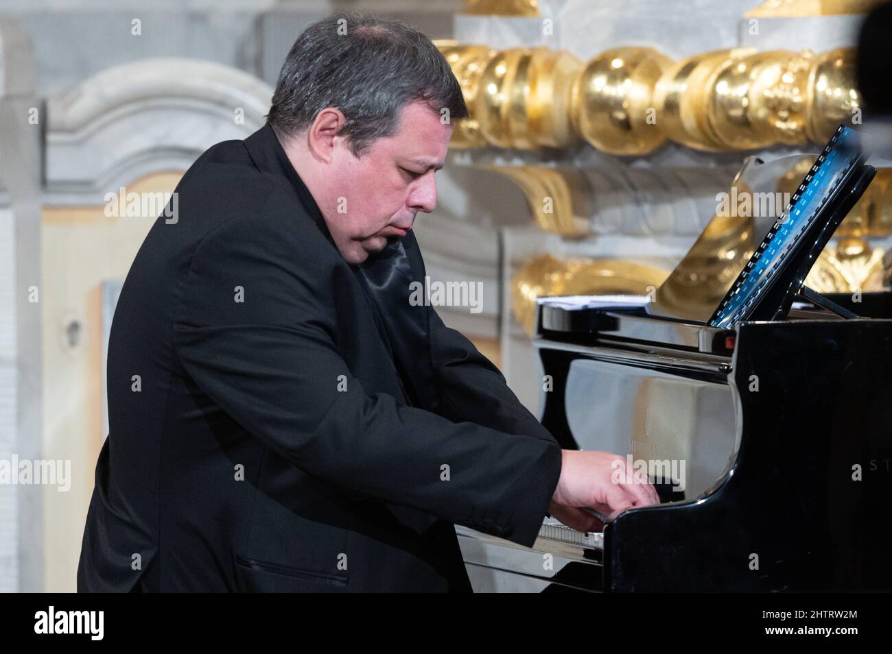 Dresden, Deutschland. 02. März 2022. Der ukrainische Pianist Alexey Botvino sitzt während einer musikalischen Friedensverehrung in der Frauenkirche am Klavier. Quelle: Sebastian Kahnert/dpa-Zentralbild/dpa/Alamy Live News Stockfoto