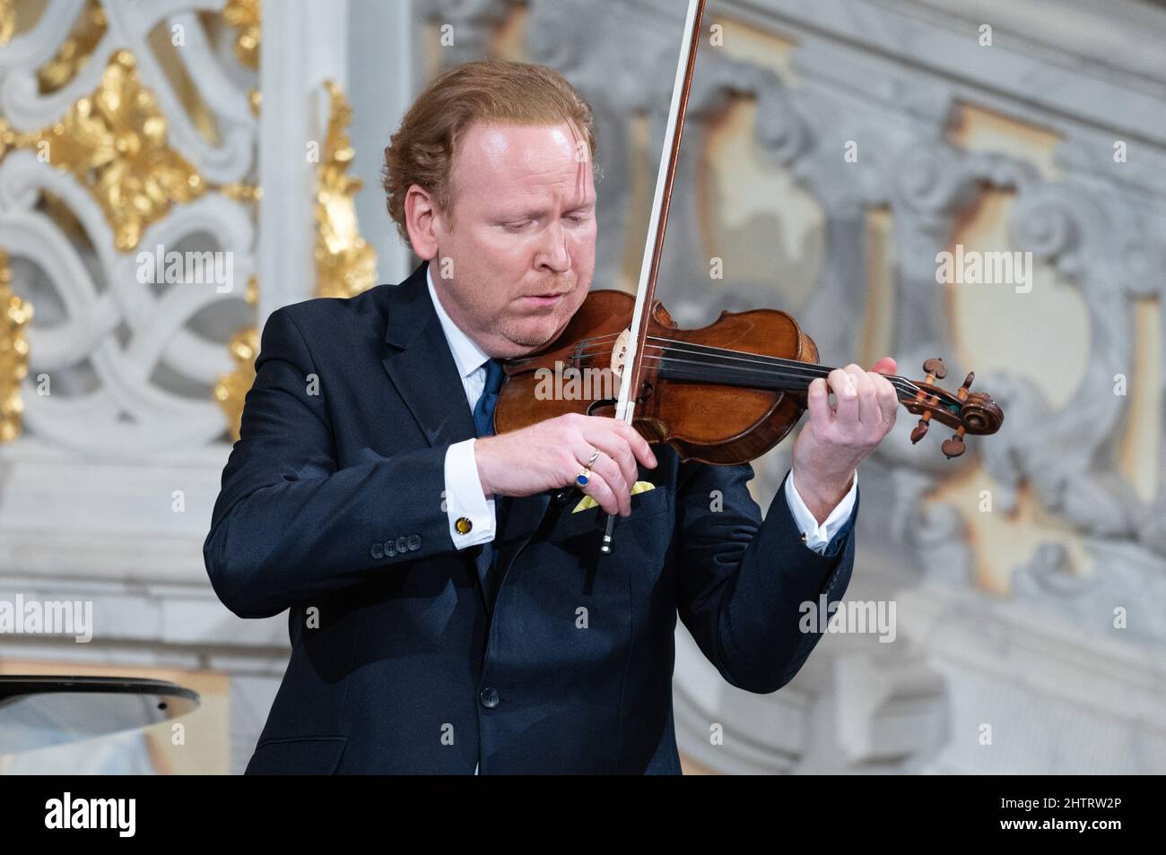 Dresden, Deutschland. 02. März 2022. Der Geiger Daniel Hope musiziert während einer musikalischen Friedensverehrung in der Frauenkirche. Quelle: Sebastian Kahnert/dpa-Zentralbild/dpa/Alamy Live News Stockfoto