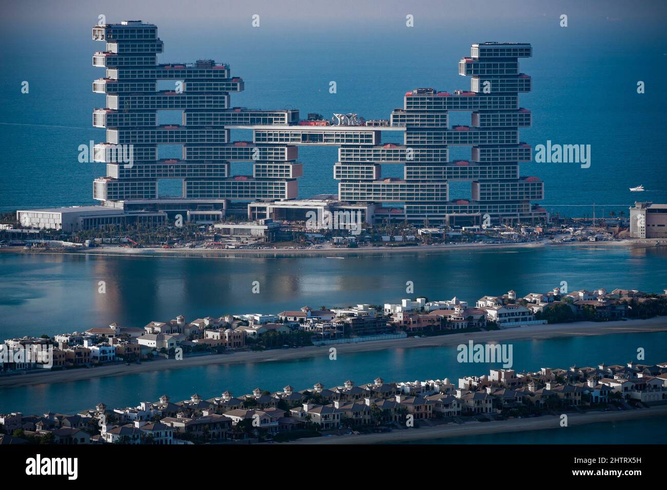 Vogelperspektive auf die Royal Atlantis Dubai Suite mit den Blättern der Palm Jumeirah Dubai im Vordergrund; einzigartige Gebäudetapete Stockfoto