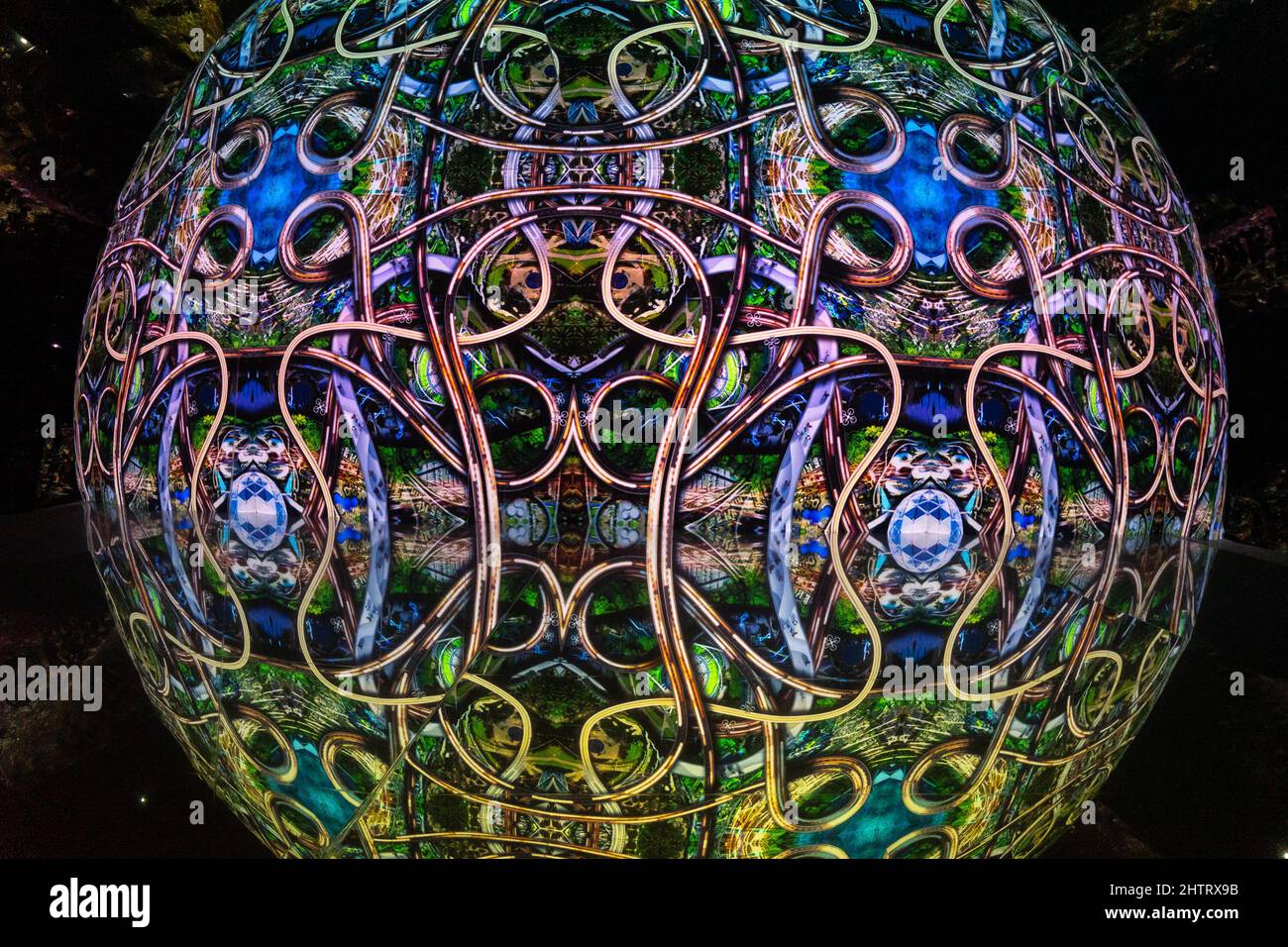 Dubai, VAE, 11.30.2021: Riesige Sphäre mit Reflexionsshow im Pavillon des Königreichs Saudi-Arabien auf der Dubai Expo 2020 Stockfoto