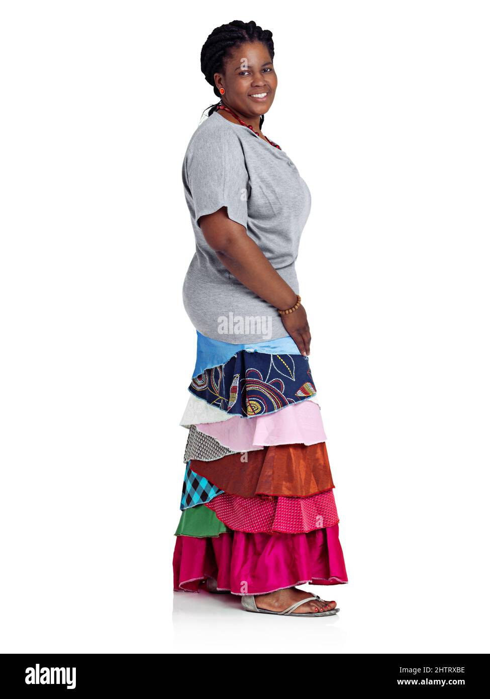 Stolz feminin. Studio-Porträt einer afrikanischen Frau in einem traditionellen Rock, isoliert auf weiß gekleidet. Stockfoto