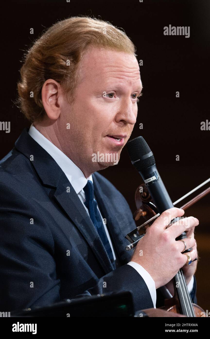 Dresden, Deutschland. 02. März 2022. Der Geiger Daniel Hope spricht während einer musikalischen Friedensverehrung in der Frauenkirche. Quelle: Sebastian Kahnert/dpa-Zentralbild/dpa/Alamy Live News Stockfoto