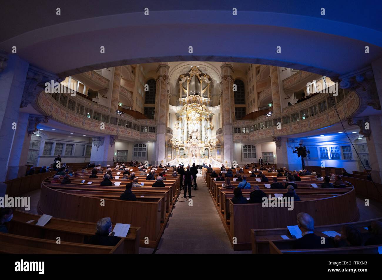 Dresden, Deutschland. 02. März 2022. Die Gäste sitzen während einer musikalischen Friedensverehrung in der Frauenkirche auf ihren Sitzen. Quelle: Sebastian Kahnert/dpa-Zentralbild/dpa/Alamy Live News Stockfoto