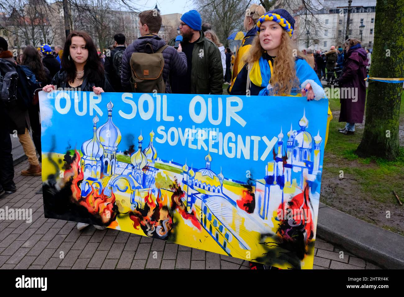 Bristol, Großbritannien. 2. März 2022. Am College Green Bristol versammeln sich Menschen, um ihre Unterstützung für die Menschen in der Ukraine zu zeigen, die am 24.. Februar von Russland eingefallen sind.Quelle: JMF News/Alamy Live News Stockfoto
