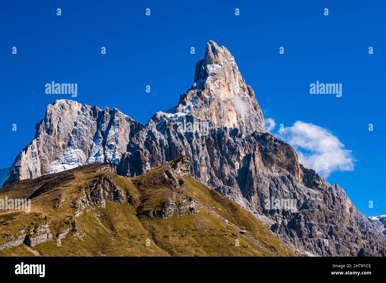 Cima di Vezzana (links) und Cimon della Pale (rechts), zwei der wichtigsten Gipfel der Pala-Gruppe, die im Herbst vom Rollepass aus gesehen werden. Stockfoto