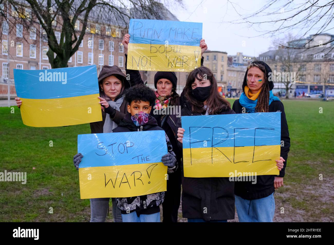 Bristol, Großbritannien. 2. März 2022. Am College Green Bristol versammeln sich Menschen, um ihre Unterstützung für die Menschen in der Ukraine zu zeigen, die am 24.. Februar von Russland eingefallen sind.Quelle: JMF News/Alamy Live News Stockfoto