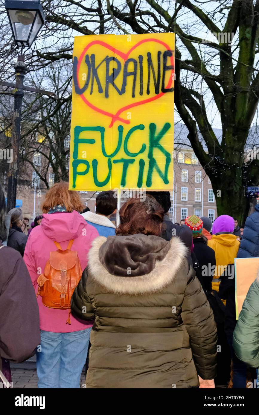 Bristol, Großbritannien. 2. März 2022. Am College Green Bristol versammeln sich Menschen, um ihre Unterstützung für die Menschen in der Ukraine zu zeigen, die am 24.. Februar von Russland eingefallen sind.Quelle: JMF News/Alamy Live News Stockfoto