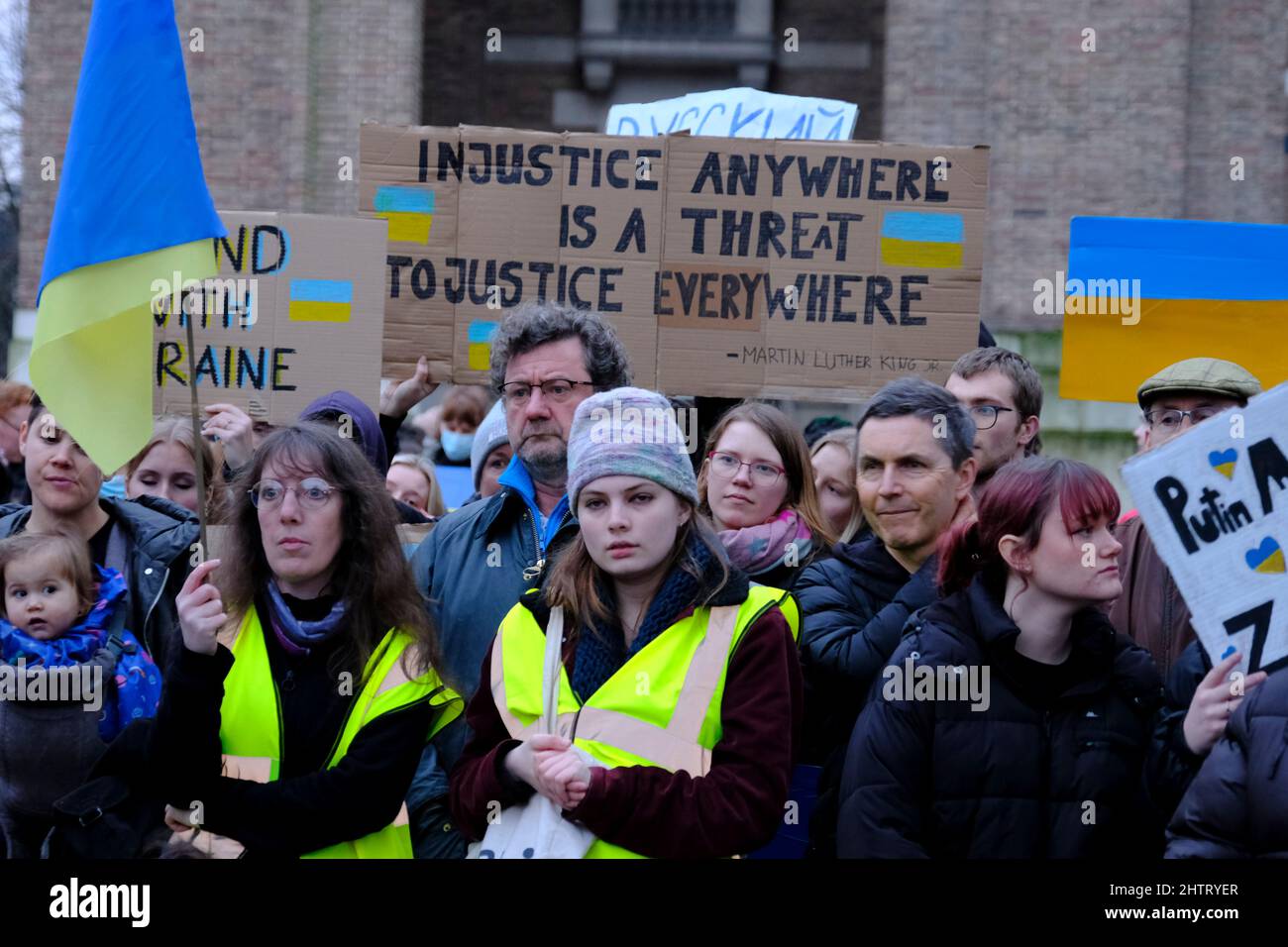 Bristol, Großbritannien. 2. März 2022. Am College Green Bristol versammeln sich Menschen, um ihre Unterstützung für die Menschen in der Ukraine zu zeigen, die am 24.. Februar von Russland eingefallen sind.Quelle: JMF News/Alamy Live News Stockfoto