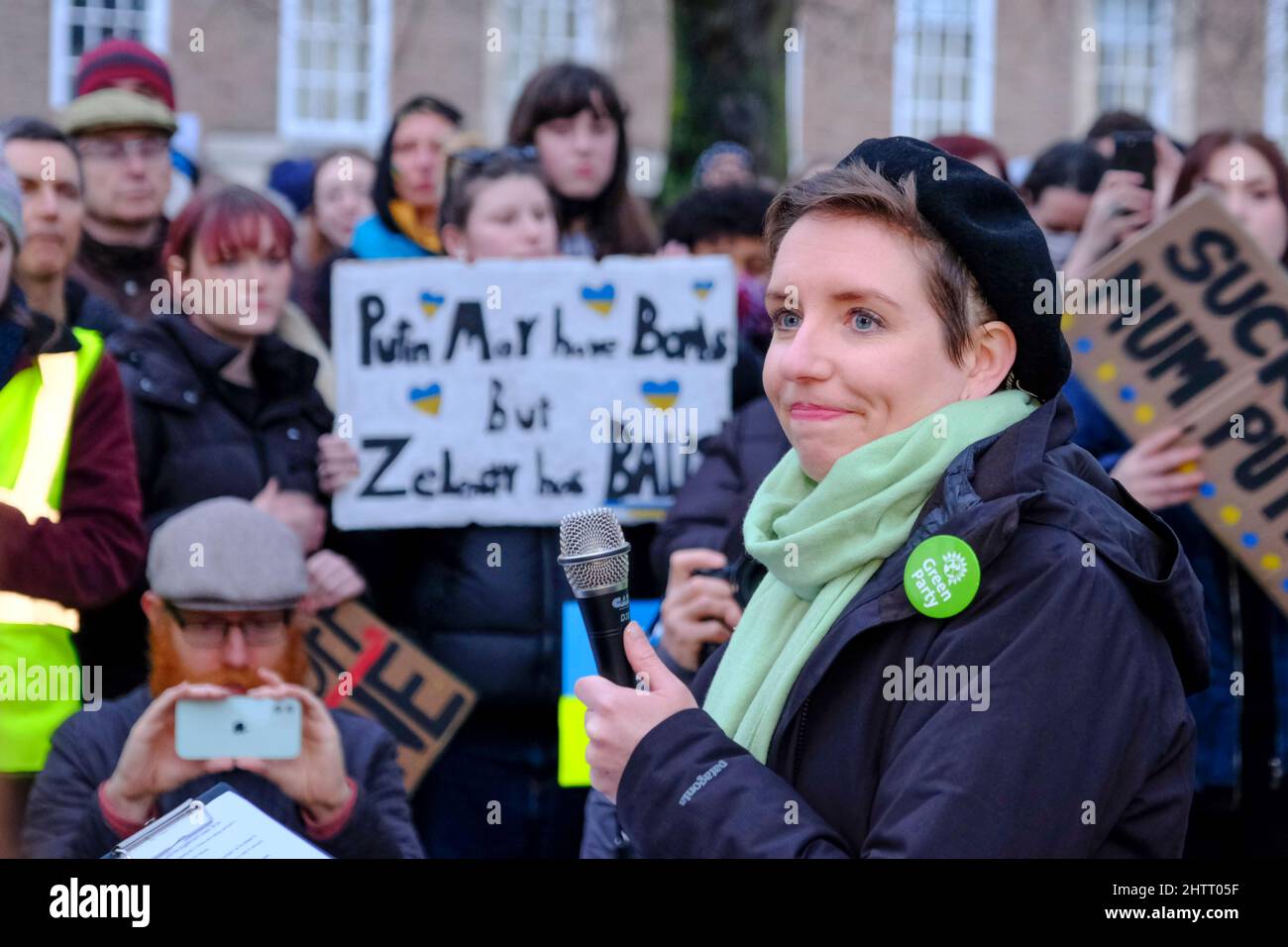Bristol, Großbritannien. 2. März 2022. Die Ko-Vorsitzende der Grünen, Carla Denyer, drückt ihre Solidarität aus. Am College Green Bristol versammeln sich Menschen, um ihre Unterstützung für die Menschen in der Ukraine zu zeigen, die am 24.. Februar von Russland eingefallen sind.Quelle: JMF News/Alamy Live News Stockfoto