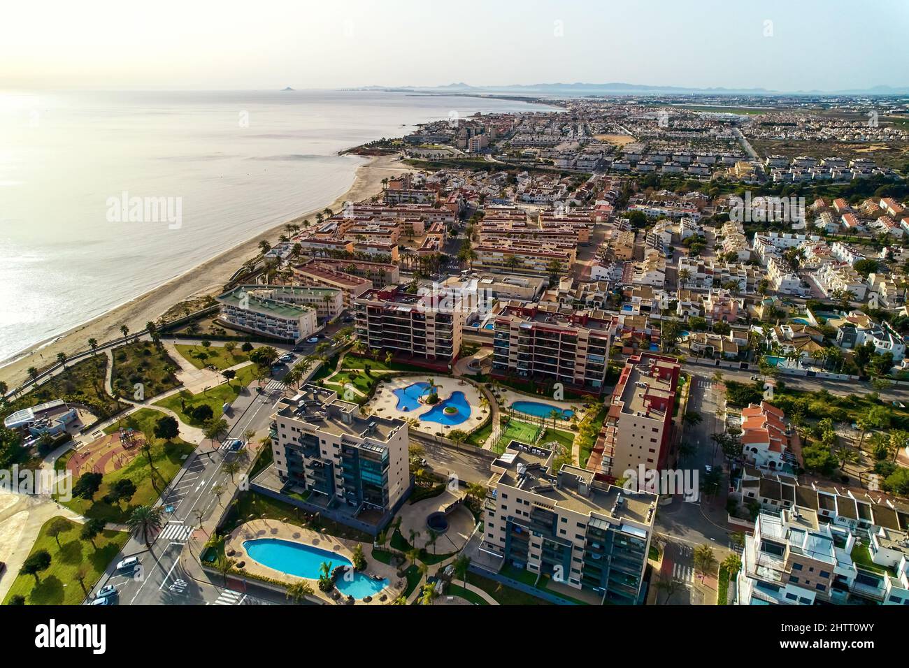 Luftaufnahme Strand und Stadtbild von Mil Palmeras. Costa Blanca, Provinz Alicante. Spanien Stockfoto