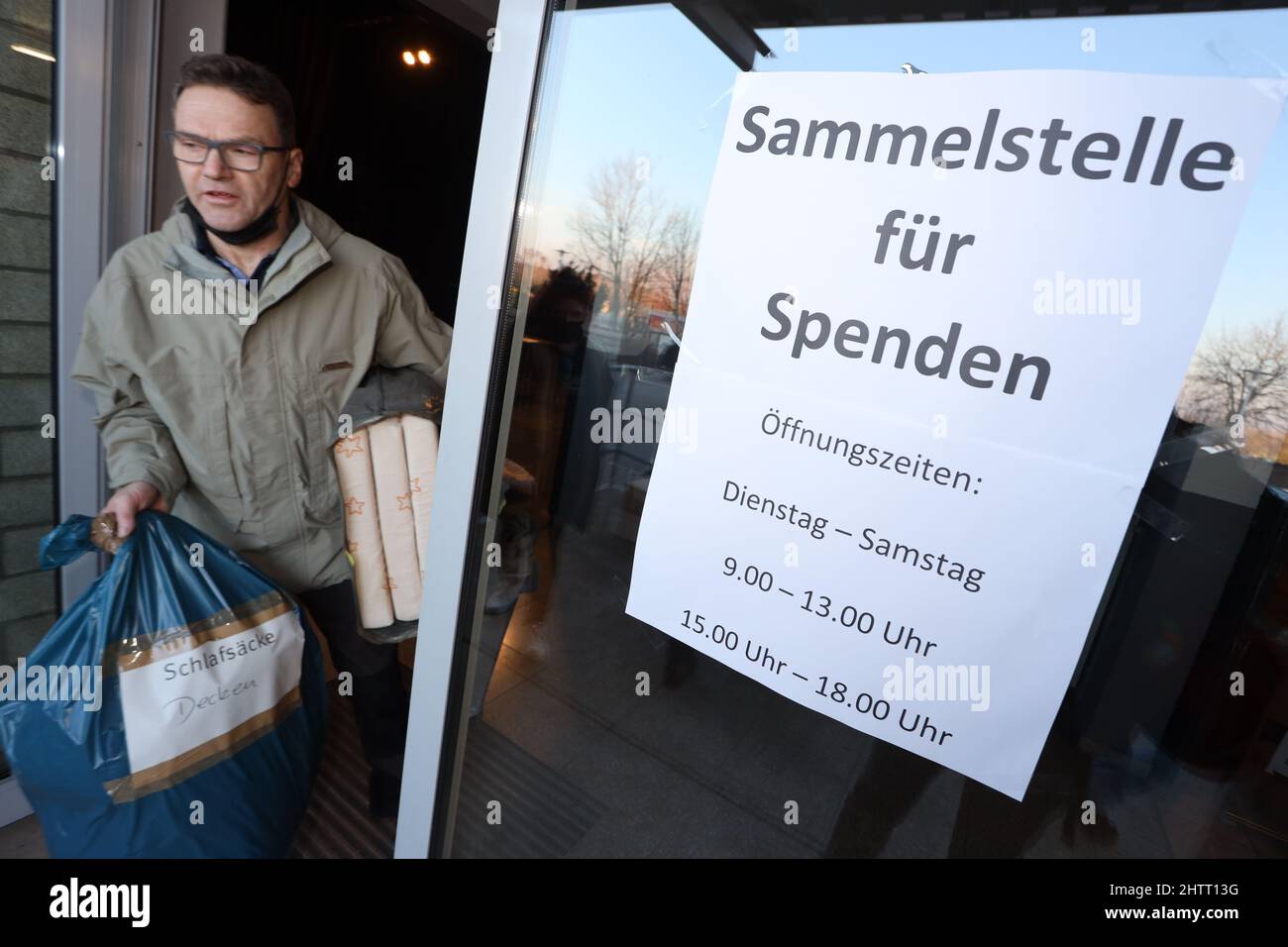 Ilsenburg, Deutschland. 02. März 2022. Helfer beladen einen LKW mit Hilfsgütern. Eine große Welle der Hilfsbereitschaft kam in die Stadt Isenburg, nachdem sie eine Spendenaktion für ihre ukrainische Partnerstadt Kremenez gefordert hatte. Am Donnerstag sollen nun drei Fahrzeuge mit den gespendeten Hilfsgütern nach Polen geliefert werden, wo die gespendeten Güter in die Grenzregionen der Ukraine gebracht werden. Quelle: Matthias Bein/dpa-Zentralbild/ZB/dpa/Alamy Live News Stockfoto