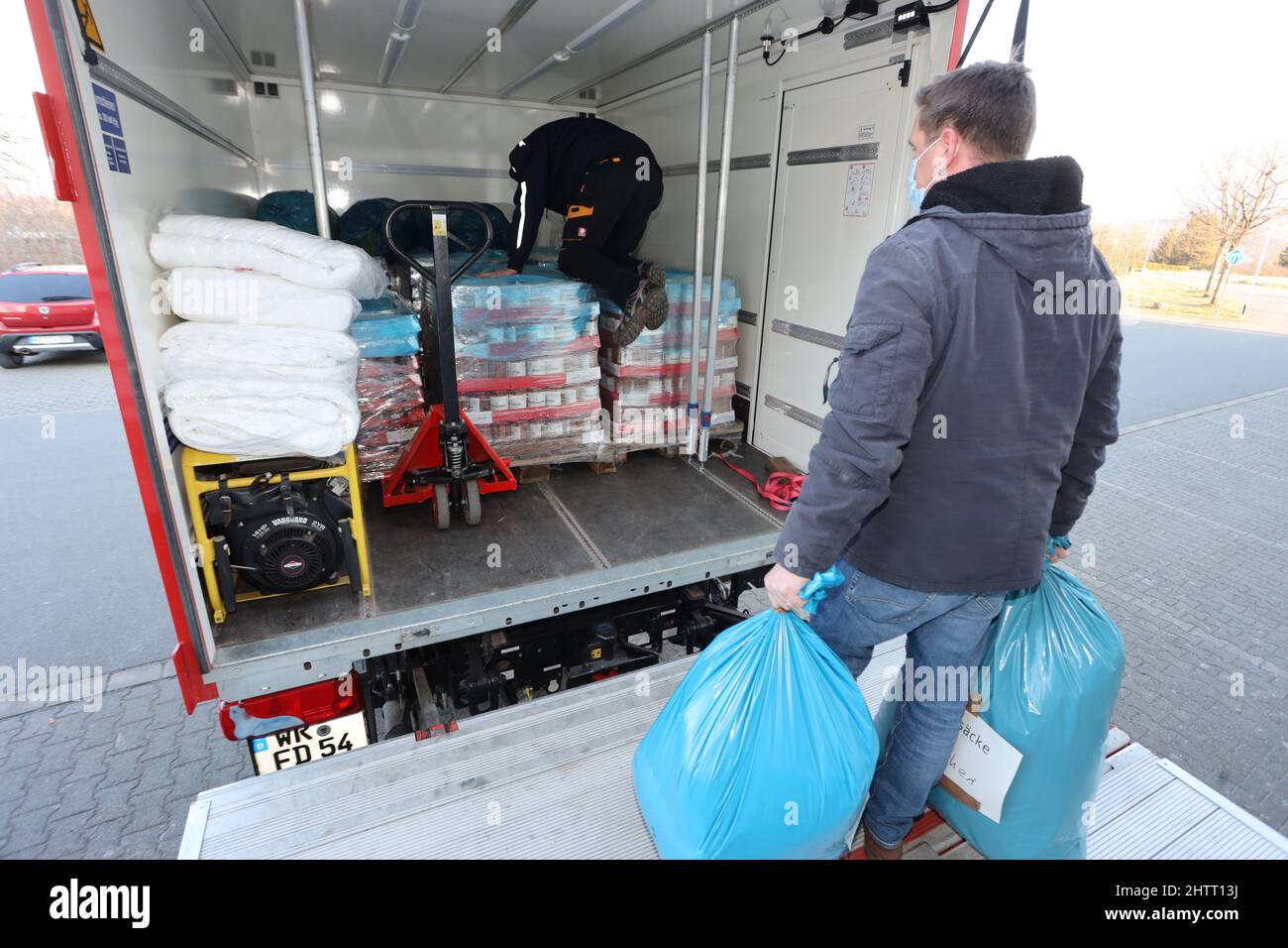 Ilsenburg, Deutschland. 02. März 2022. Helfer beladen einen LKW mit Hilfsgütern. Eine große Welle der Hilfsbereitschaft kam in die Stadt Isenburg, nachdem sie eine Spendenaktion für ihre ukrainische Partnerstadt Kremenez gefordert hatte. Am Donnerstag sollen nun drei Fahrzeuge mit den gespendeten Hilfsgütern nach Polen geliefert werden, wo die gespendeten Güter in die Grenzregionen der Ukraine gebracht werden. Quelle: Matthias Bein/dpa-Zentralbild/ZB/dpa/Alamy Live News Stockfoto