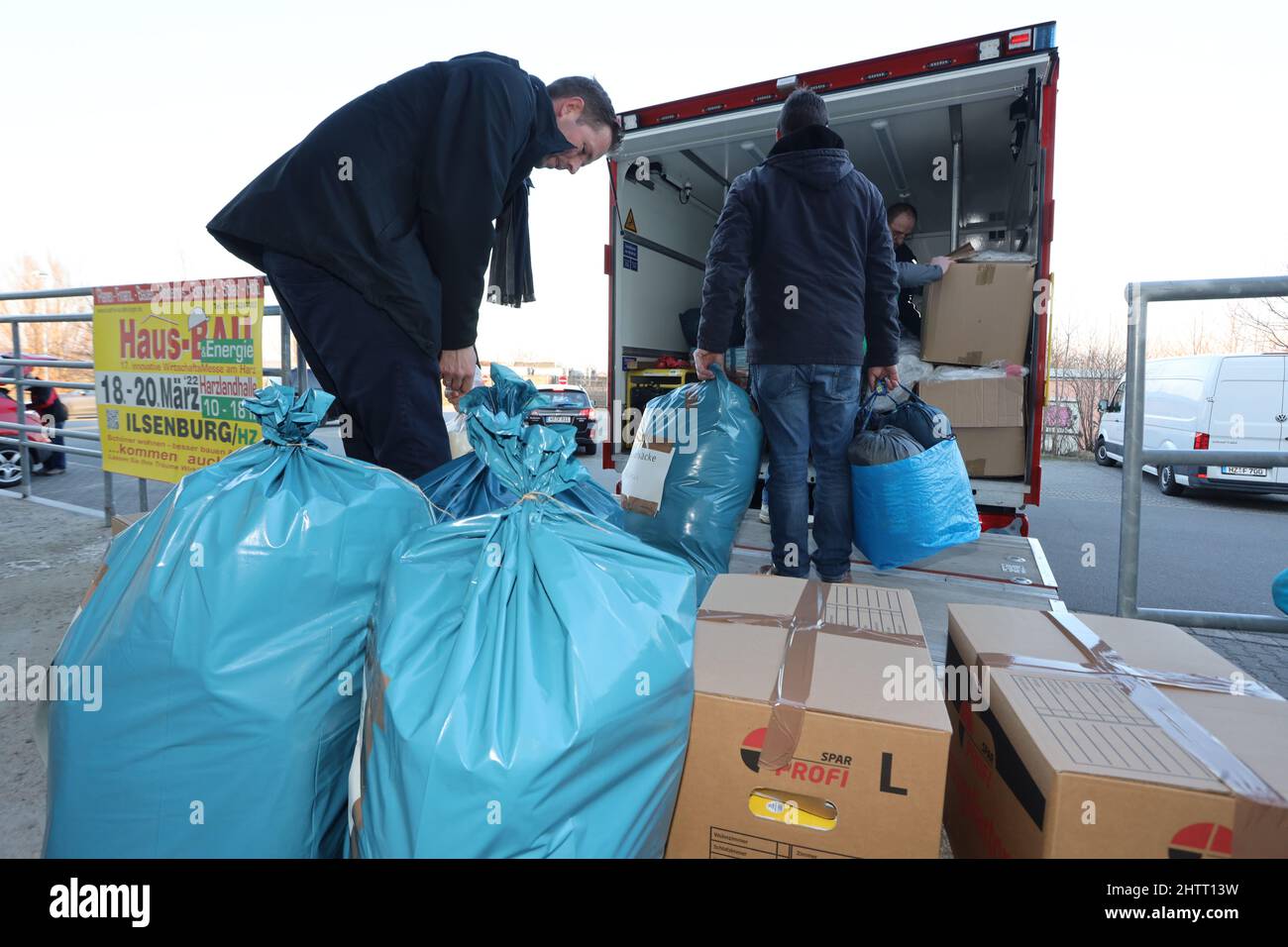 Ilsenburg, Deutschland. 02. März 2022. Helfer beladen einen LKW mit Hilfsgütern. Eine große Welle der Hilfsbereitschaft kam in die Stadt Isenburg, nachdem sie eine Spendenaktion für ihre ukrainische Partnerstadt Kremenez gefordert hatte. Am Donnerstag sollen nun drei Fahrzeuge mit den gespendeten Hilfsgütern nach Polen geliefert werden, wo die gespendeten Güter in die Grenzregionen der Ukraine gebracht werden. Quelle: Matthias Bein/dpa-Zentralbild/ZB/dpa/Alamy Live News Stockfoto
