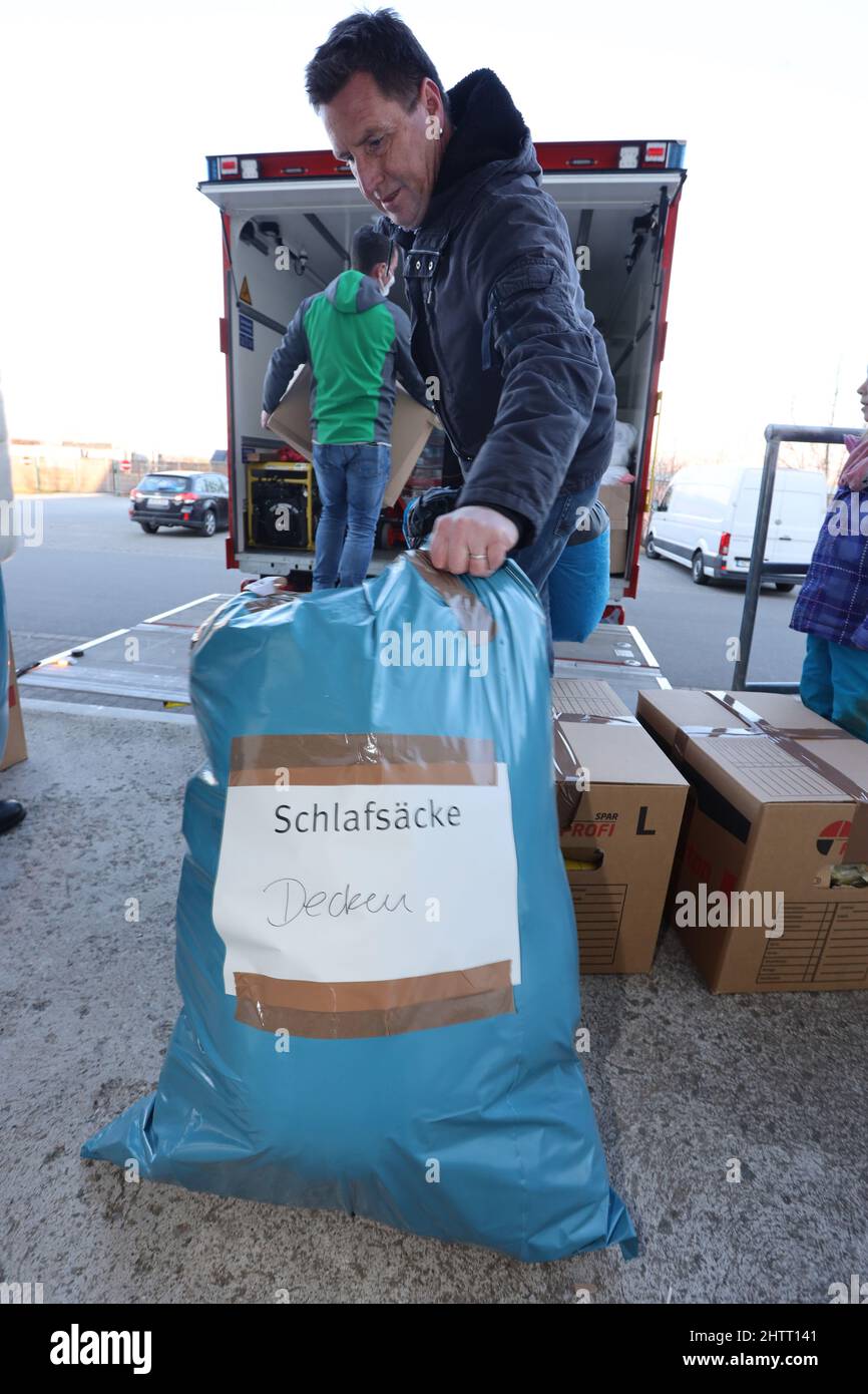 Ilsenburg, Deutschland. 02. März 2022. Helfer beladen einen LKW mit Hilfsgütern. Eine große Welle der Hilfsbereitschaft kam in die Stadt Isenburg, nachdem sie eine Spendenaktion für ihre ukrainische Partnerstadt Kremenez gefordert hatte. Am Donnerstag sollen nun drei Fahrzeuge mit den gespendeten Hilfsgütern nach Polen geliefert werden, wo die gespendeten Güter in die Grenzregionen der Ukraine gebracht werden. Quelle: Matthias Bein/dpa-Zentralbild/ZB/dpa/Alamy Live News Stockfoto