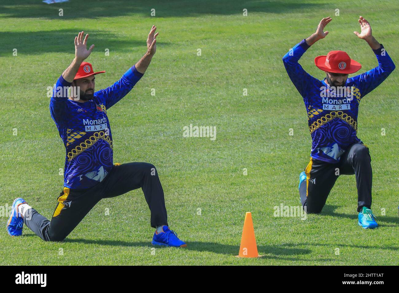 Dhaka, Bangladesch. 02. März 2022. Der Spieler des afghanischen Cricket-Nationalteams, Mohammad Nabi (L), wurde während der Trainingseinheit vor der Serie T20 gegen Bangladesch im Sher-e-Bangla National Cricket Stadium gesehen. (Foto von MD Manik/SOPA Images/Sipa USA) Quelle: SIPA USA/Alamy Live News Stockfoto