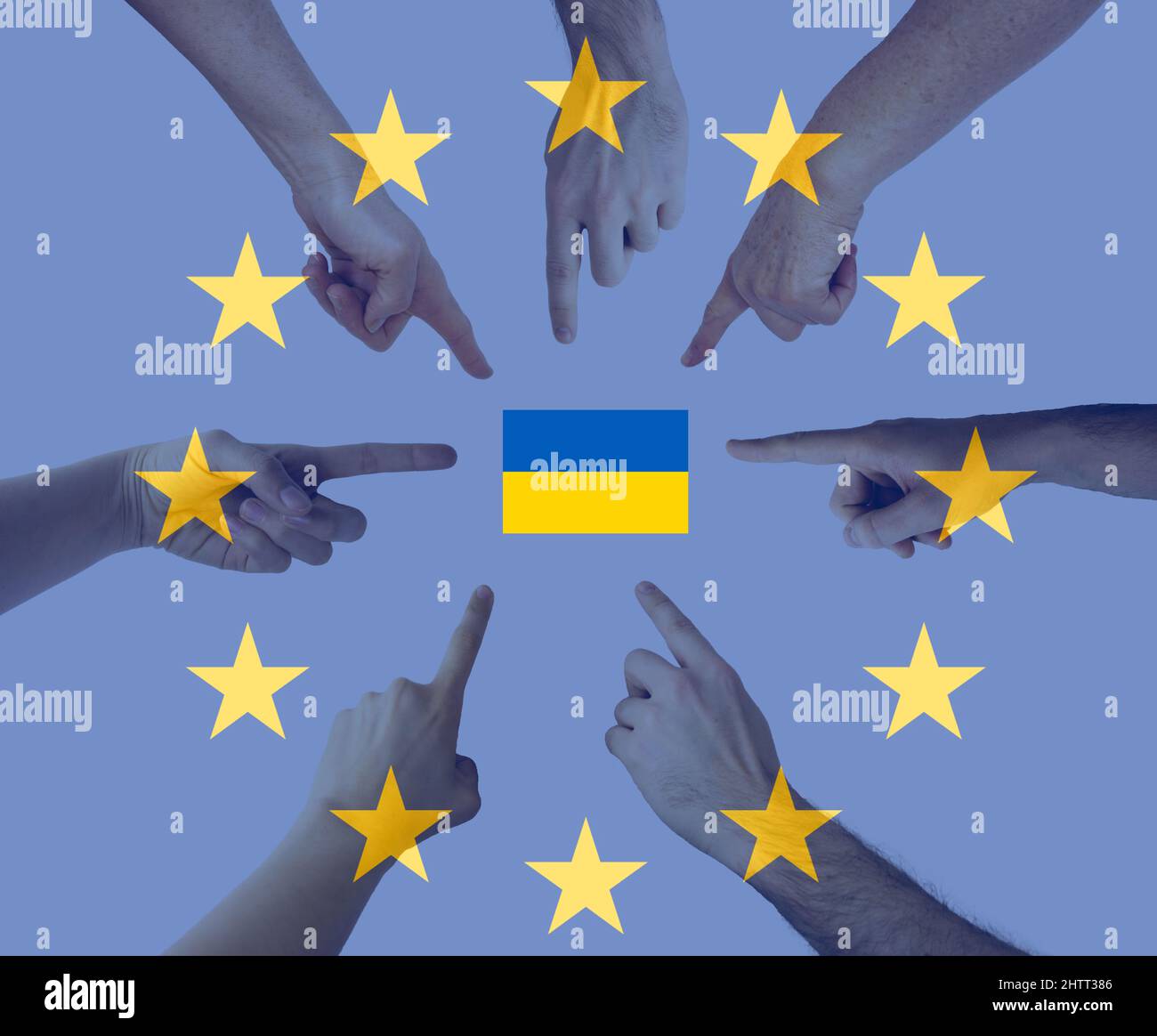 Hand zeigt auf ukraine Flagge mit europa Union Flagge Overlay Krieg politischen Konzept . Stockfoto