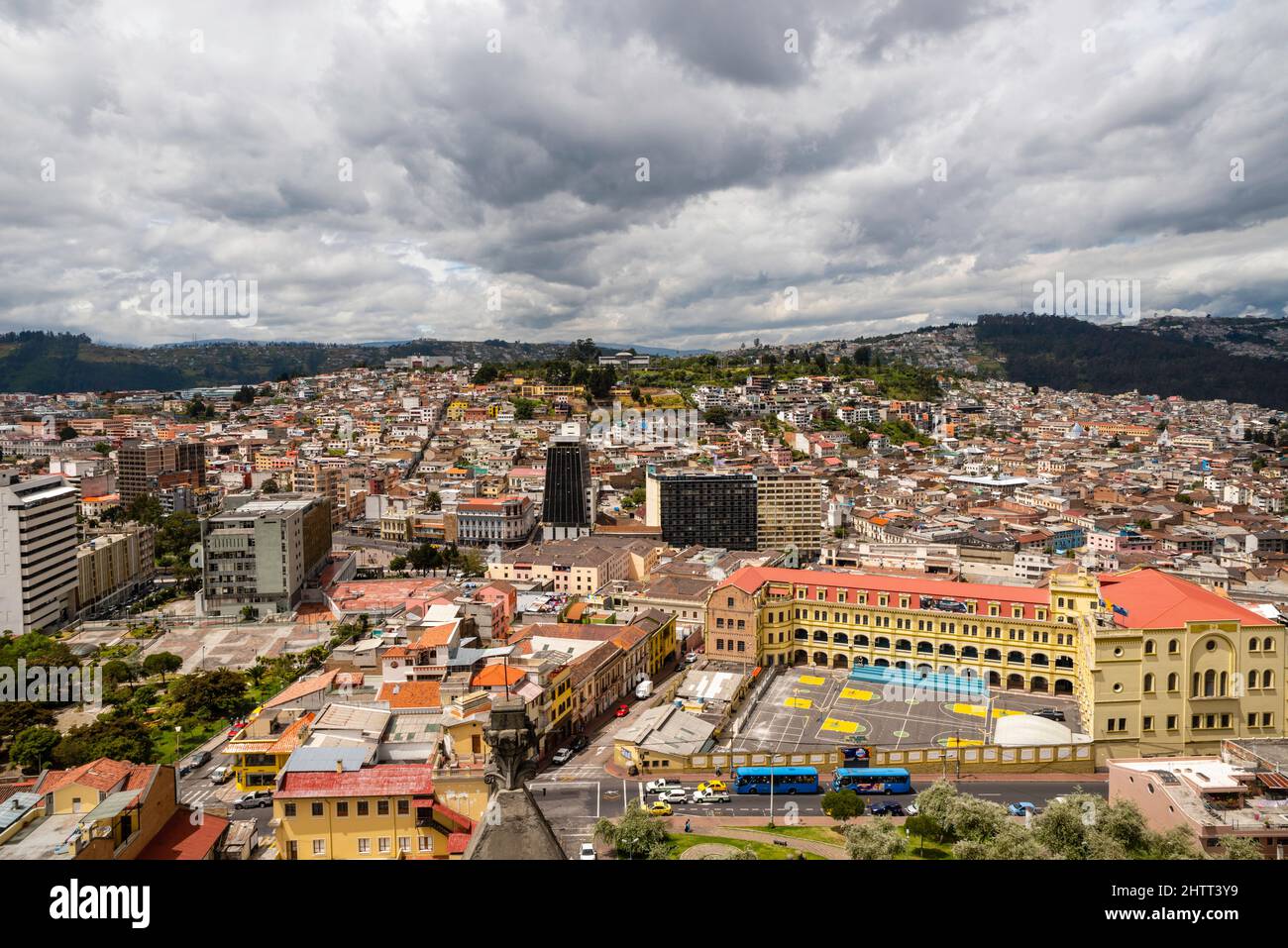 Blick auf die Skyline von Quito von der Basilica del Voto Nacional; Quito, Ecuador. Stockfoto