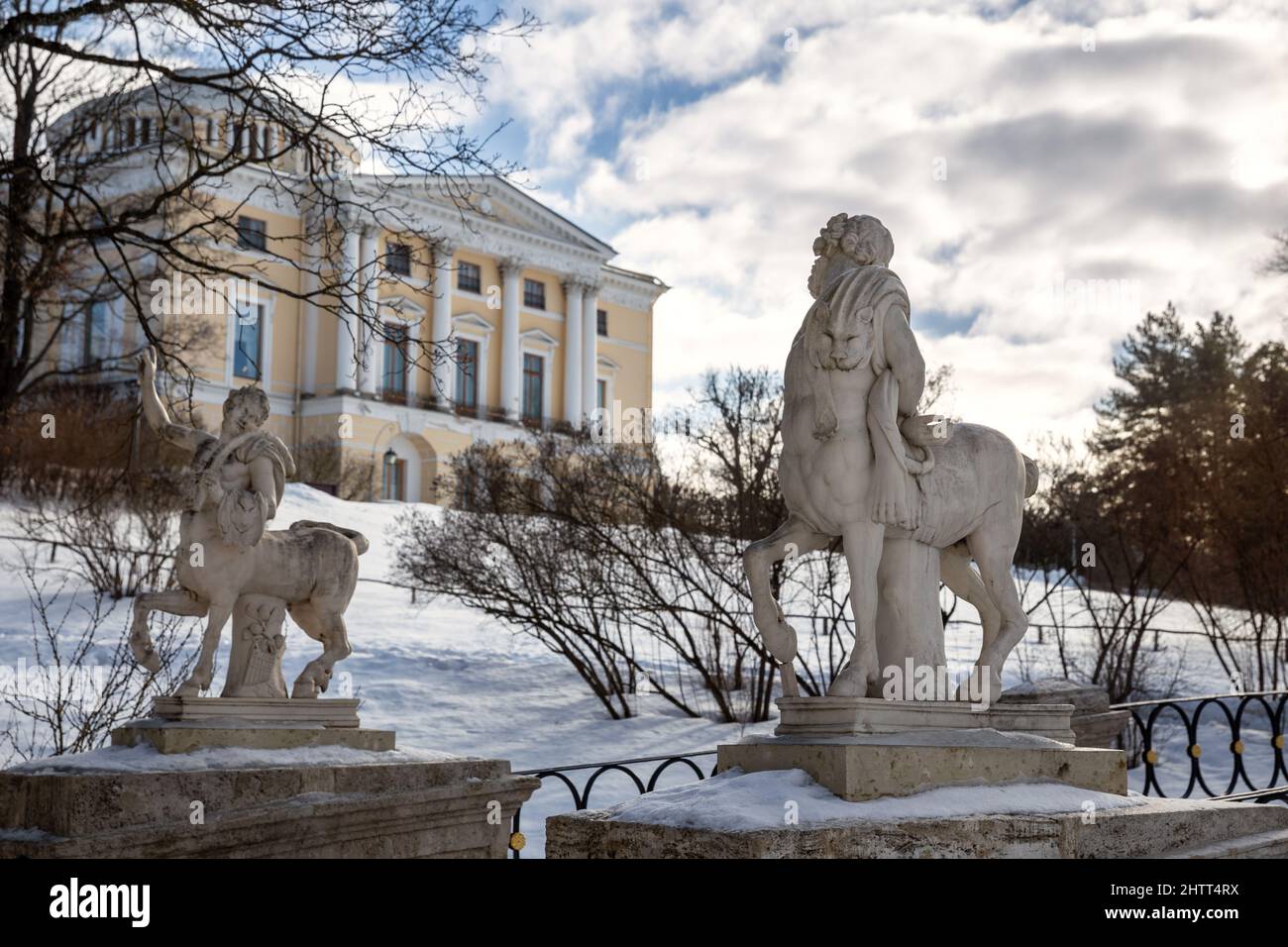 St. Petersburg, Russland - Februar 2022: Brücke der Zentauren über den Slawjanka-Fluss im Pawlowsker Park vor dem Hintergrund des Kaiserpalastes Stockfoto