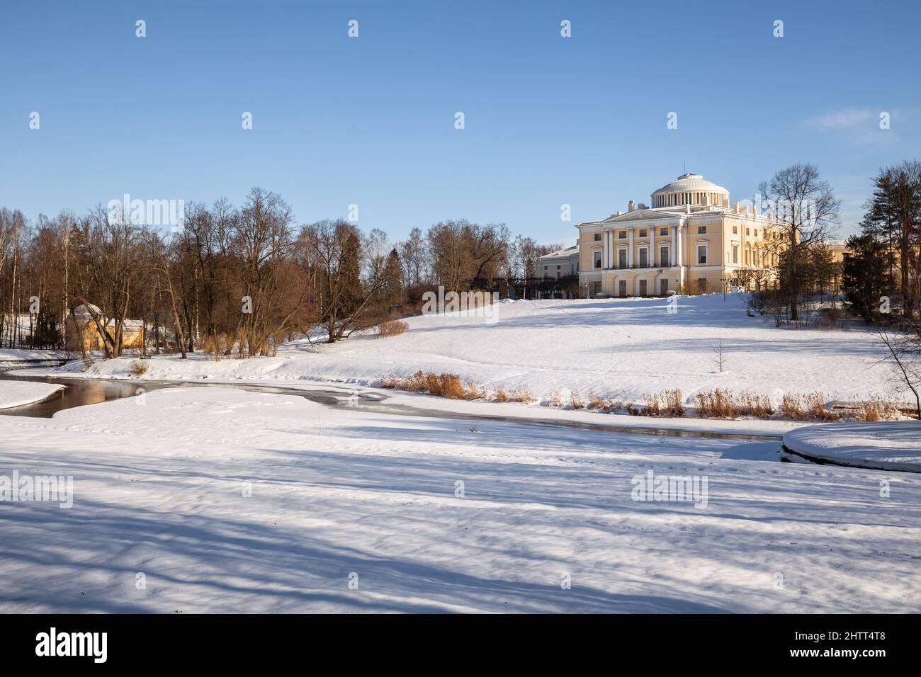St. Petersburg, Russland - Februar 2022: Pawlowsk Palast und Park am Ufer des Flusses Slawjanka im Winter. Stockfoto