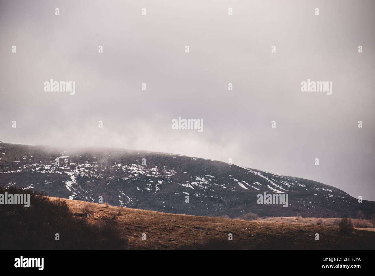Schneebedeckter Berggipfel in Stara planina, Topli do, Serbien Stockfoto