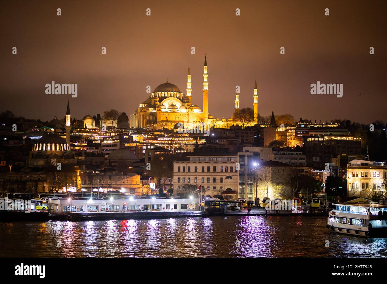 Blick vom Meer auf die Suleymaniye Moschee. Ramadan oder kandil oder Laylat al-qadr oder islamischer Hintergrund . Die Suleymaniye Moschee wurde von Mimar Sina erbaut Stockfoto