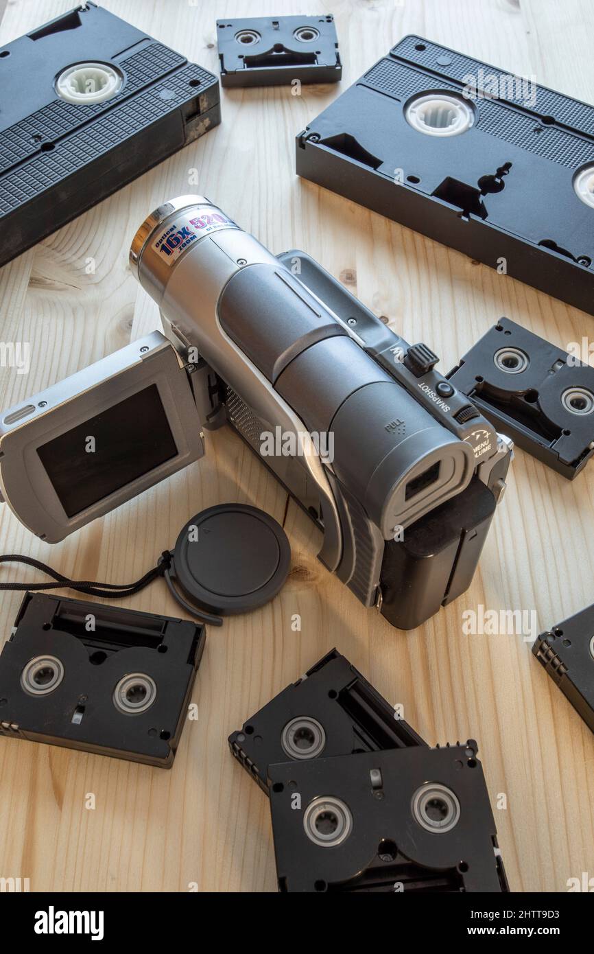 Eine Auswahl an alten schwarzen Video- und Musikkassetten im Retro-Stil, die aus obsoleter Technologie aufgenommen wurden Stockfoto