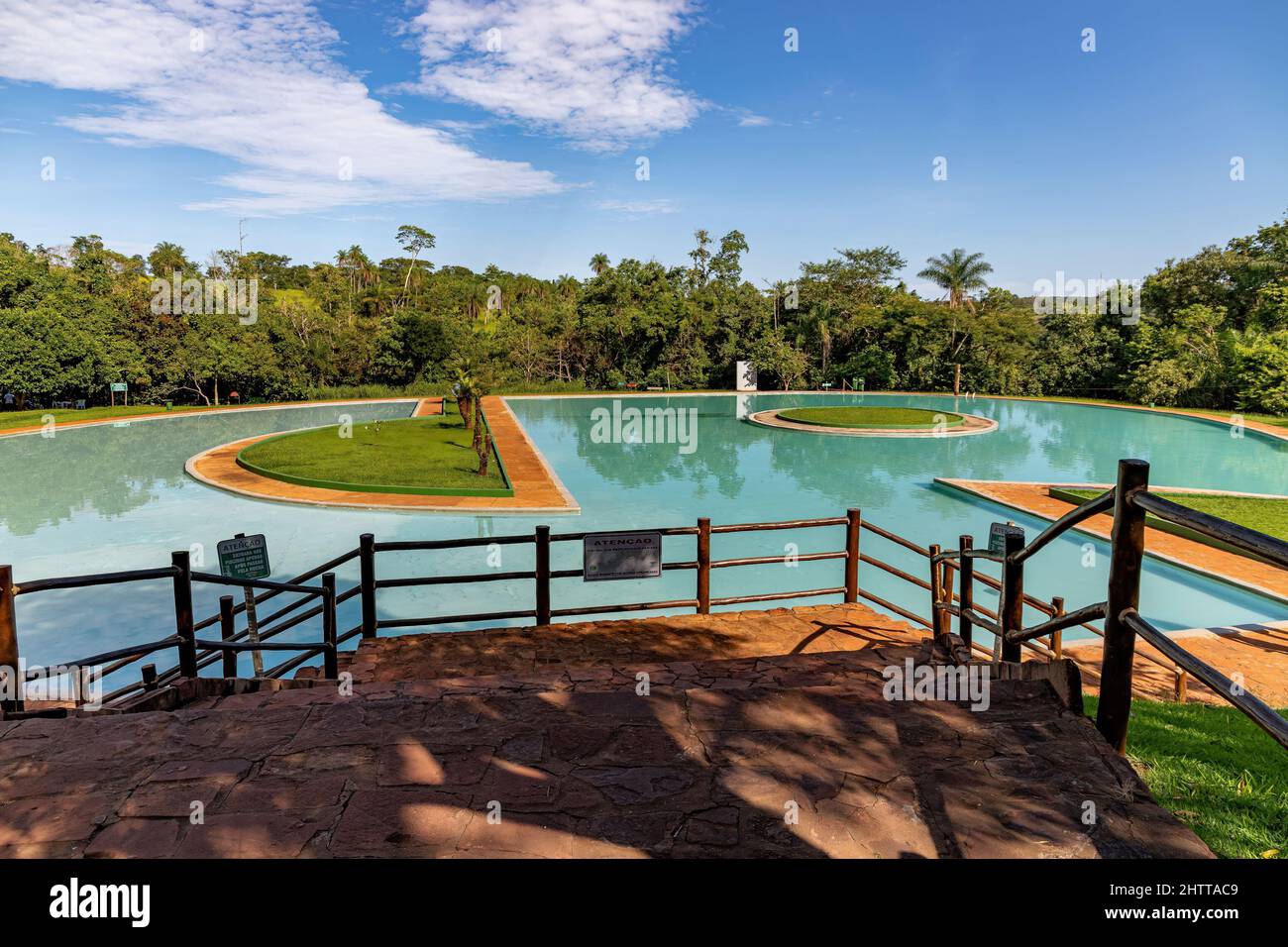 Costa Rica, Mato Grosso do Sul, Brasilien - 12 18 2022: Schwimmbad des städtischen Naturparks Salto do Sucuriu in Form der Initialen des Stockfoto