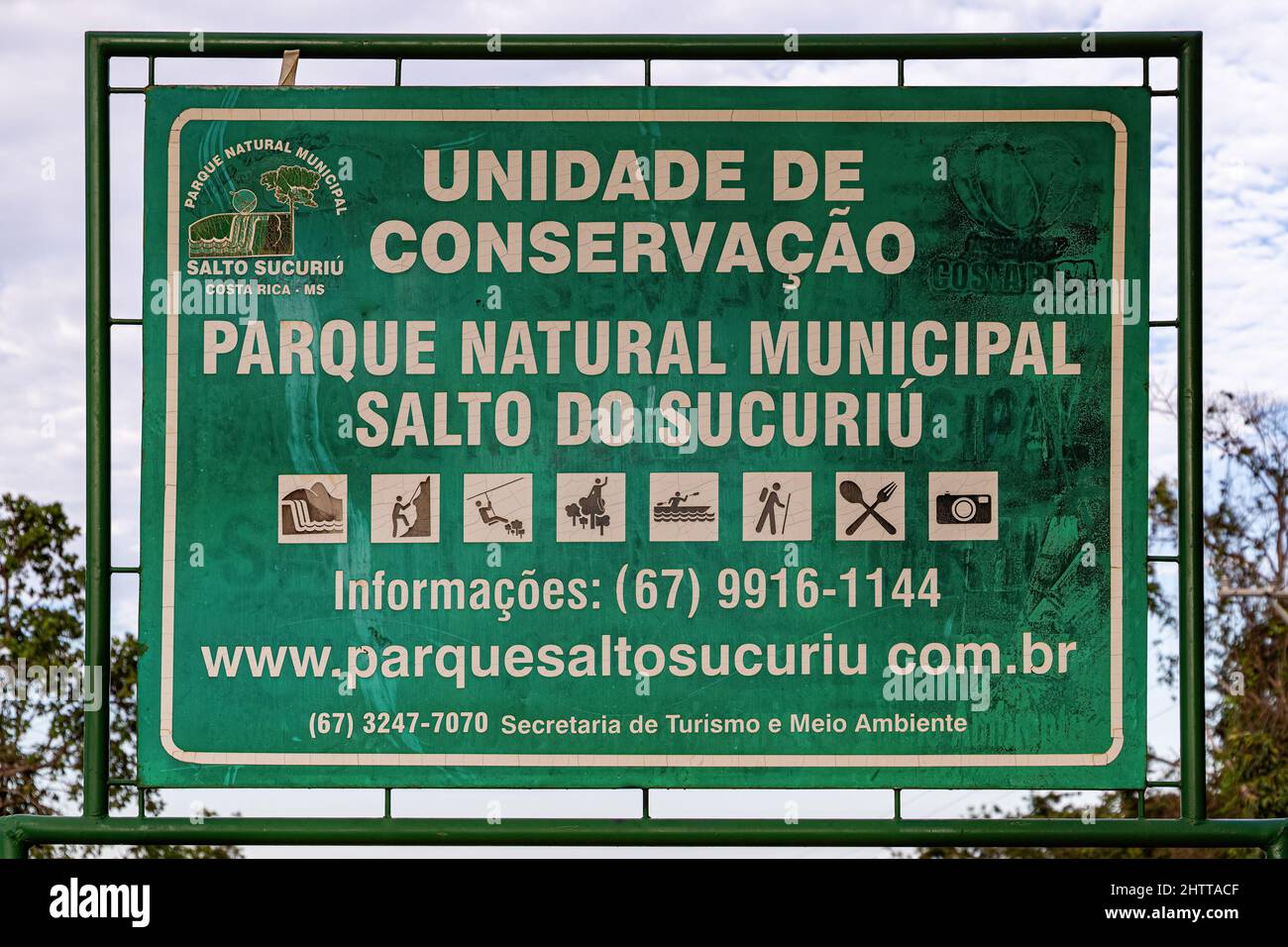 Costa Rica, Mato Grosso do Sul, Brasilien - 12 18 2022: Grünes Schild, das den Eintritt in die Naturschutzeinheit Parque Natural Municipal Salto do Sucu ankündigt Stockfoto