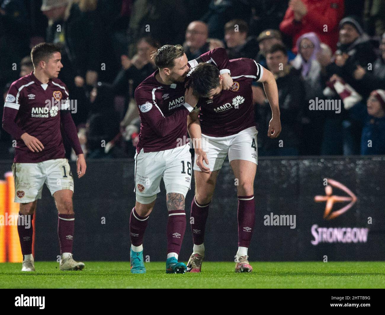 Edinburgh, Großbritannien. 02. Mär, 2022. Cinch Premiership - Heart of Midlothian gegen Aberdeen 02/03/2022 Pic Shows: Hearts' Center-Back, John Souttar, wird von Hearts' Mittelfeldspieler Barrie McKay gratuliert, nachdem er die Heimseite mit 1-0 Vorsprung vor sich gebracht hat, während Hearts in der Cinch Premiership im Tynecastle Park, Edinburgh Gastgeber für Aberdeen ist. Quelle: Ian Jacobs/Alamy Live News Stockfoto