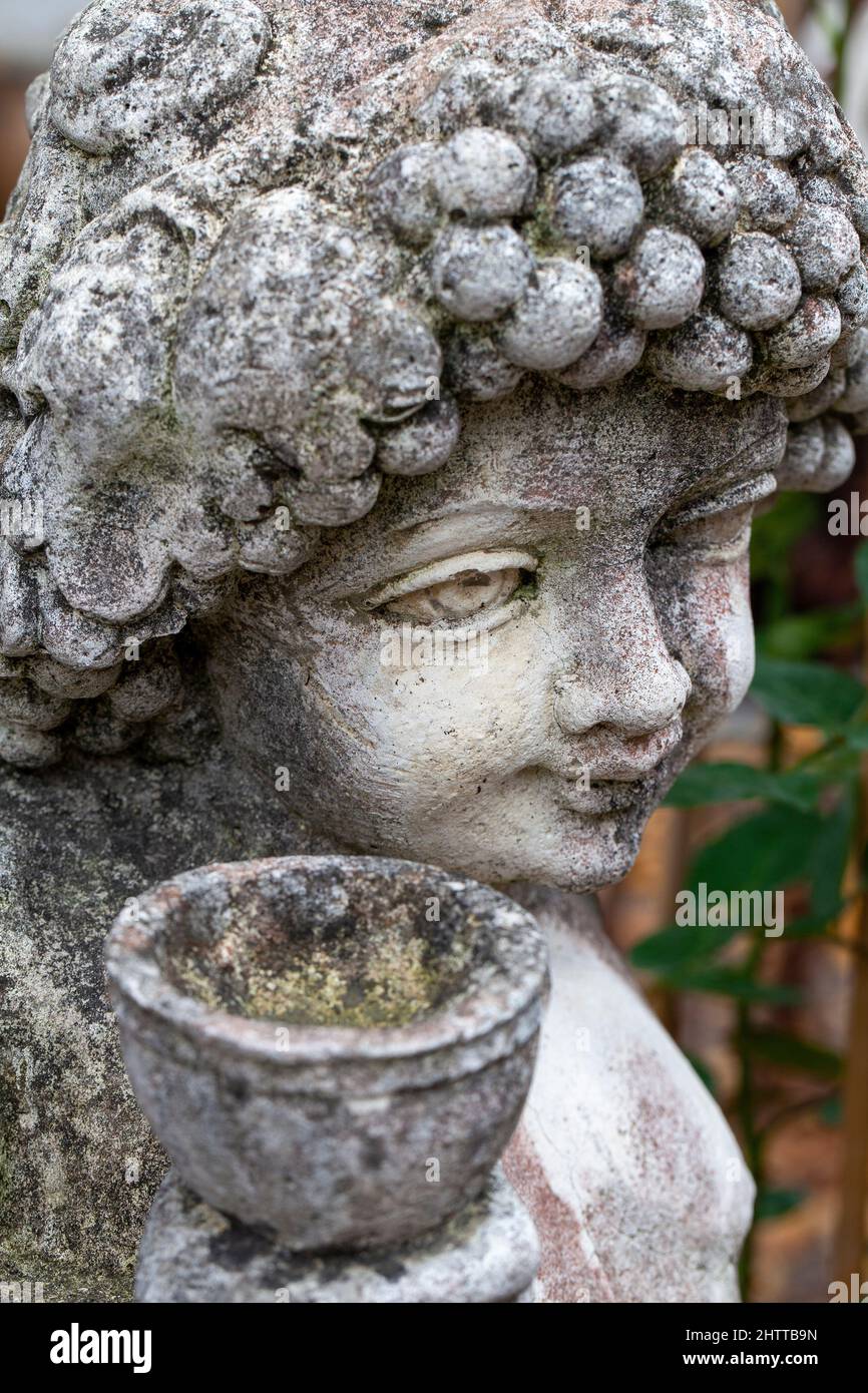 Kleine Steinfigur mit Blumentopf Stockfoto