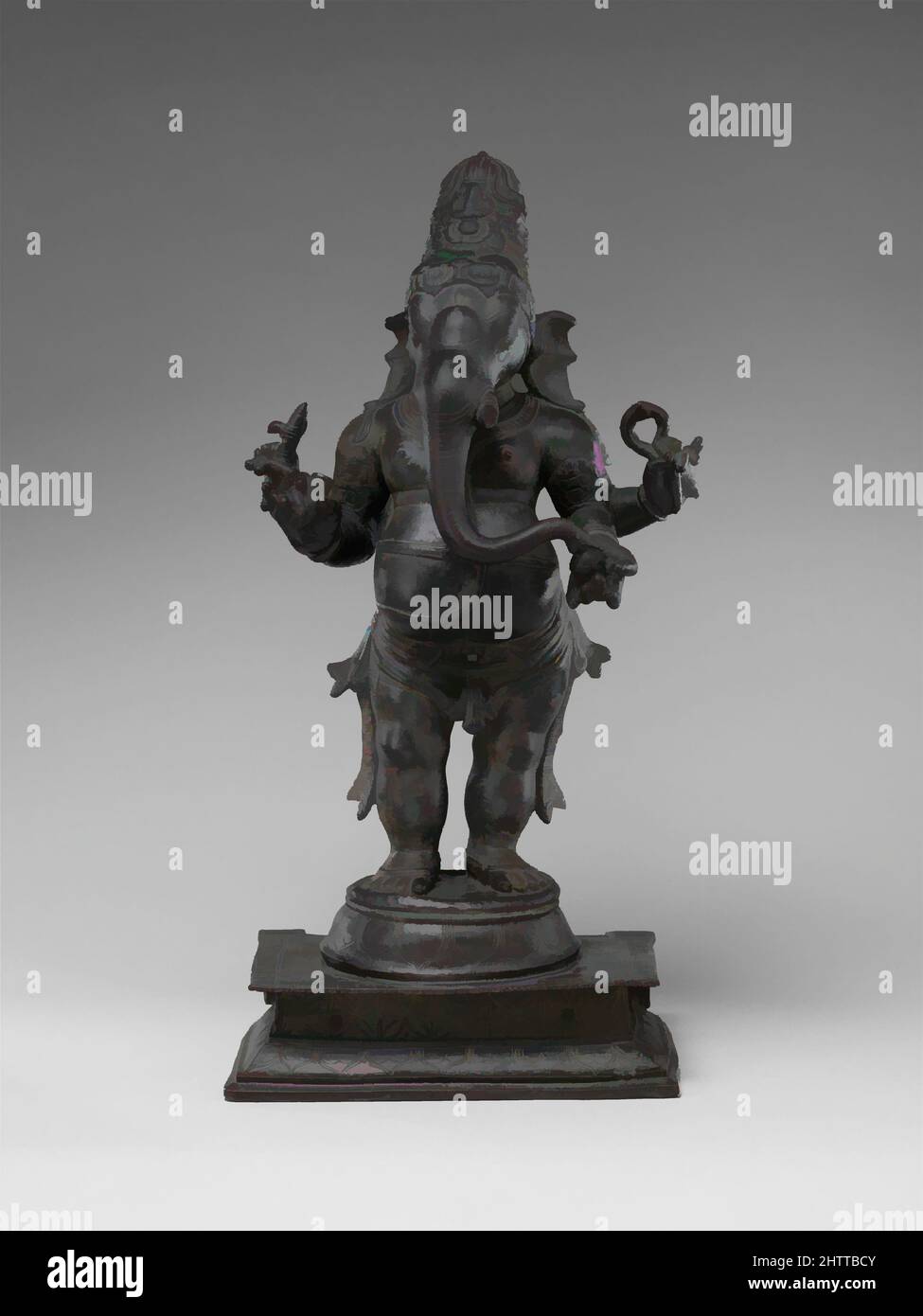 Kunst inspiriert von Standing Ganesha, Chola-Periode (880–1279), 12. Jahrhundert, Indien (Tamil Nadu), Kupferlegierung, H. 25 1/2 Zoll (64,8 cm), Skulptur, der potbauchige, elefantenköpfige Hindu-gott Ganesha wird in ganz Indien verehrt. Es wird angenommen, dass er durch seine von Artotop modernisierten Classic Works mit einem Schuss Moderne Erfolg und Überfluss bescheren wird. Formen, Farbe und Wert, auffällige visuelle Wirkung auf Kunst. Emotionen durch Freiheit von Kunstwerken auf zeitgemäße Weise. Eine zeitlose Botschaft, die eine wild kreative neue Richtung verfolgt. Künstler, die sich dem digitalen Medium zuwenden und die Artotop NFT erschaffen Stockfoto