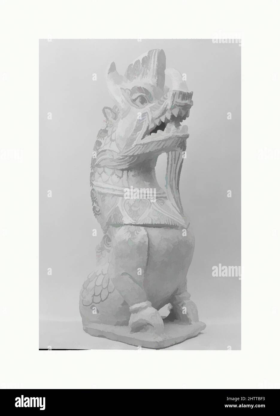 Kunst inspiriert von Dachziegel in Form eines Drachen, 14. Jahrhundert, Thailand, Keramik, H. 20 1/2 in. (53,1 cm); B: 9 Zoll (22,9 cm), Keramik, Klassisches von Artotop modernisiertes Werk mit einem Schuss Moderne. Formen, Farbe und Wert, auffällige visuelle Wirkung auf Kunst. Emotionen durch Freiheit von Kunstwerken auf zeitgemäße Weise. Eine zeitlose Botschaft, die eine wild kreative neue Richtung verfolgt. Künstler, die sich dem digitalen Medium zuwenden und die Artotop NFT erschaffen Stockfoto