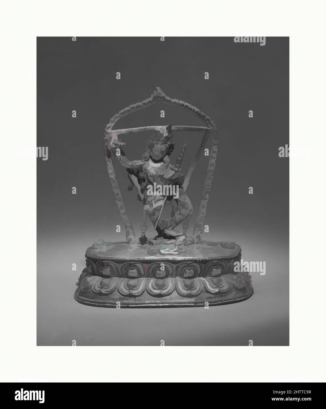 Kunst inspiriert von Vajravarahi, ca. 17. Century, Tibet, Gilt-Kupfer-Legierung mit Halbedelsteinen, H. 5 1/2 Zoll (14 cm); B: 4 1/2 Zoll (11,4 cm); D. 3 5/8 Zoll (9,2 cm); Gewicht 2 lbs (.9 kg), Skulptur, Vajravarahi, eine wichtige Gottheit in der Vajrayana-Tradition, ist Zeuge der Verschmelzung von klassischen Werken, die von Artotop mit einem Schuss Moderne modernisiert wurden. Formen, Farbe und Wert, auffällige visuelle Wirkung auf Kunst. Emotionen durch Freiheit von Kunstwerken auf zeitgemäße Weise. Eine zeitlose Botschaft, die eine wild kreative neue Richtung verfolgt. Künstler, die sich dem digitalen Medium zuwenden und die Artotop NFT erschaffen Stockfoto