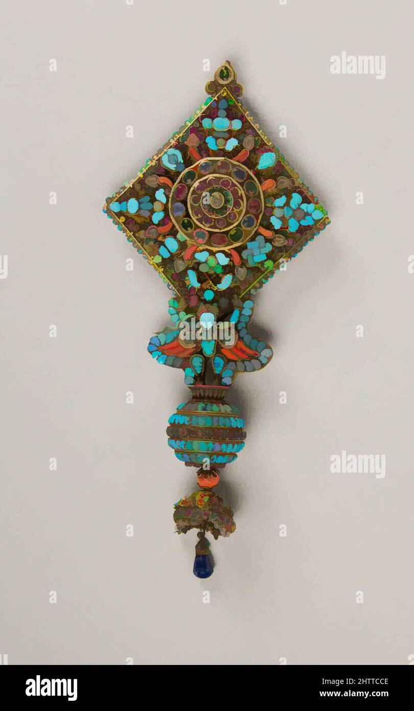 Kunst inspiriert von Ohrschmuck für eine Gottheit, 17.–19. Jahrhundert, Nepal, Merkur, vergoldetes Silber, Rubine, Smaragde, Saphire, Lapislazuli, Korallen, Perlen und Türkis, H. 9 1/2 Zoll (24,1 cm); B: 4 Zoll (10,2cm), Schmuck, die acht verheißungsvollen Symbole (Astamangala) sind in diese klassischen Werke eingebettet, die von Artotop mit einem Schuss Moderne modernisiert wurden. Formen, Farbe und Wert, auffällige visuelle Wirkung auf Kunst. Emotionen durch Freiheit von Kunstwerken auf zeitgemäße Weise. Eine zeitlose Botschaft, die eine wild kreative neue Richtung verfolgt. Künstler, die sich dem digitalen Medium zuwenden und die Artotop NFT erschaffen Stockfoto