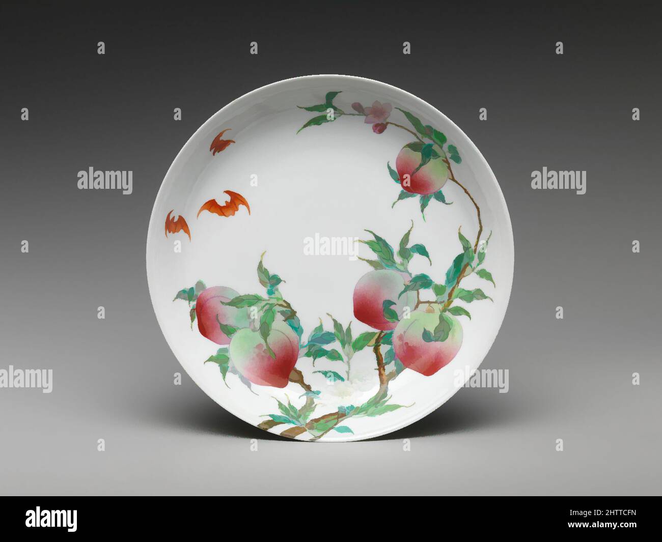 Kunst inspiriert von Gericht mit Pfirsichen und Fledermäuse, Qing-Dynastie (1644–1911), Yongzheng-Periode (1723–35), 18. Jahrhundert, China, Porzellan mit Glasurlasur, H. 1 1/2 Zoll (3,8 cm); Durchm. 8 1/8 Zoll (20,7 cm); Fuß-Durchm. 5 1/4 Zoll (20,6 cm), Keramik, Dieses Gericht hat ein Muster von acht, Classic Works modernisiert von Artotop mit einem Schuss Moderne. Formen, Farbe und Wert, auffällige visuelle Wirkung auf Kunst. Emotionen durch Freiheit von Kunstwerken auf zeitgemäße Weise. Eine zeitlose Botschaft, die eine wild kreative neue Richtung verfolgt. Künstler, die sich dem digitalen Medium zuwenden und die Artotop NFT erschaffen Stockfoto